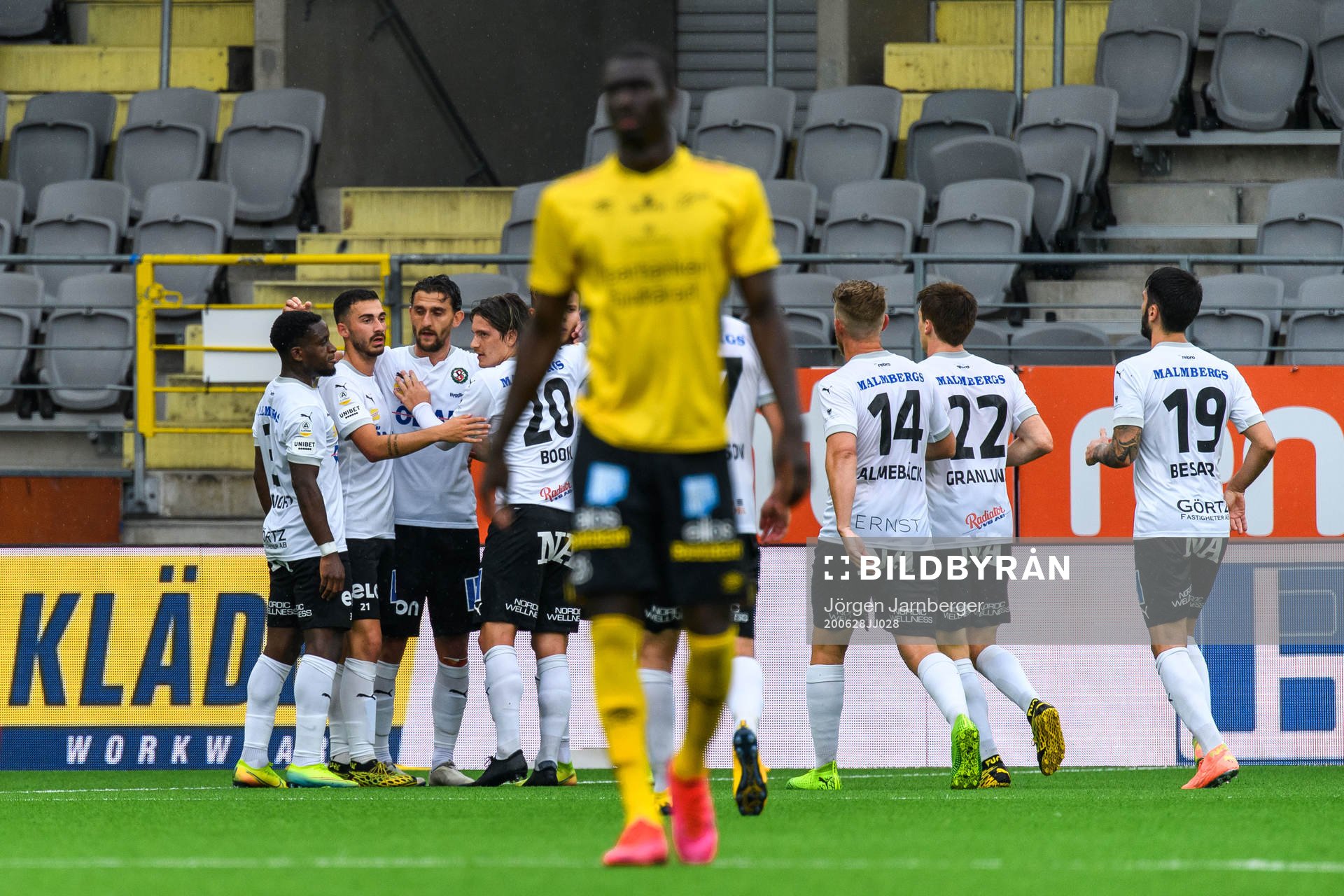 Örebros Agon Mehmeti jublar med lagkamrater