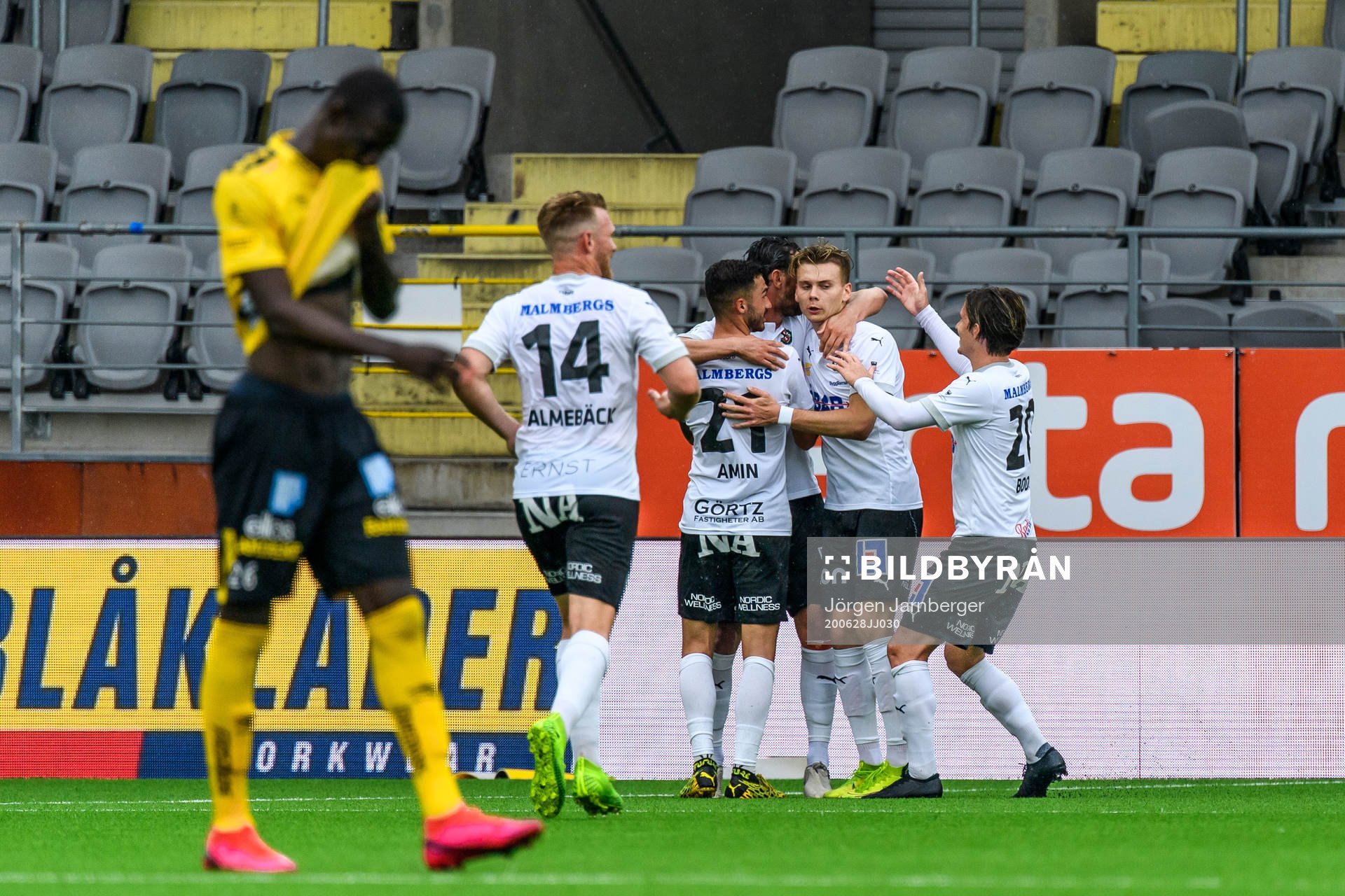 Örebros Agon Mehmeti jublar med lagkamrater