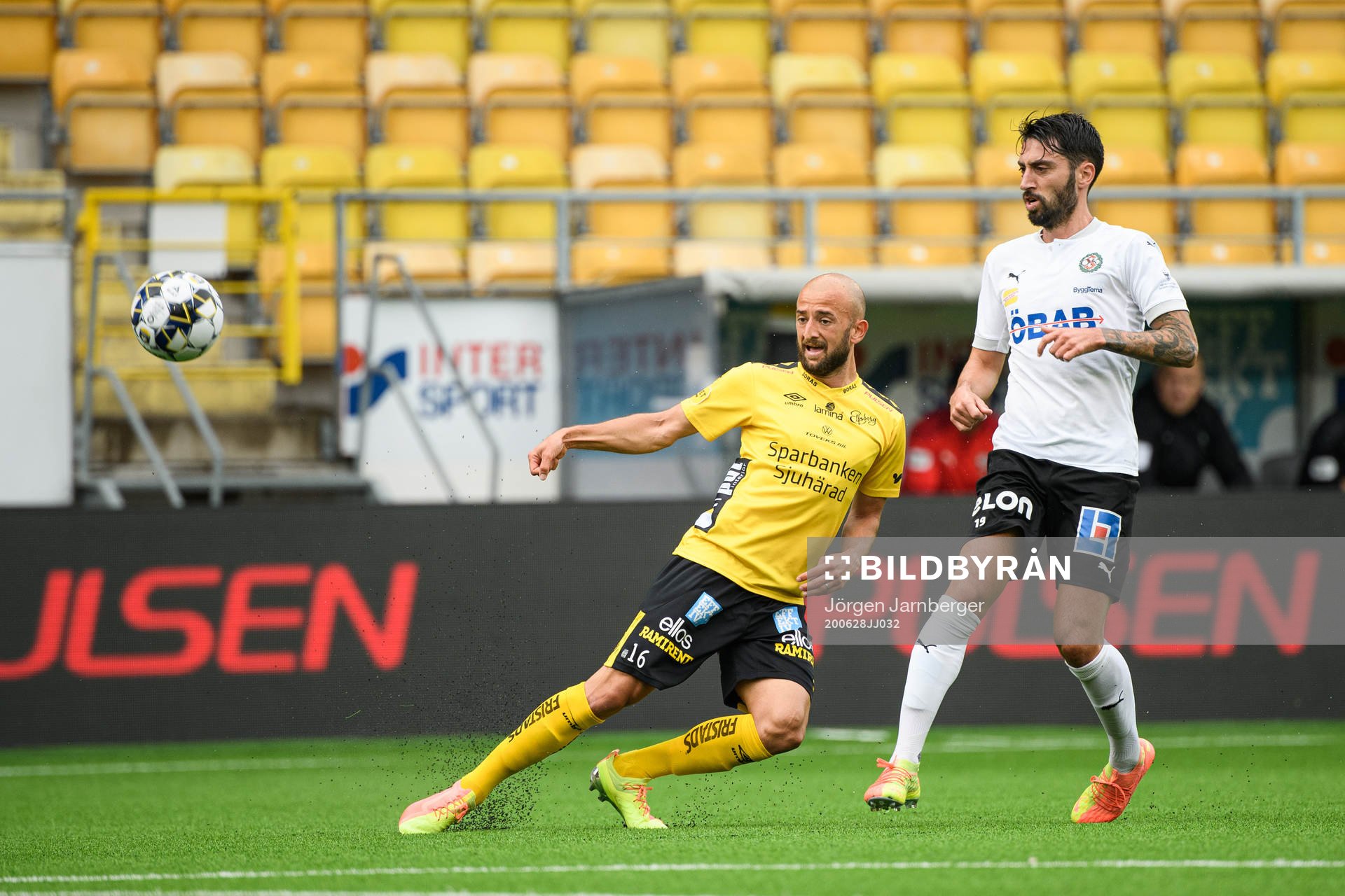 Elfsborgs Robert Gojani och Örebros Nahir Besara