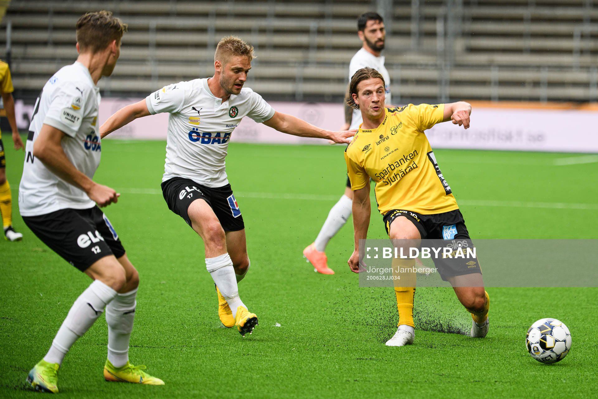 Elfsborgs Simon Olsson i kamp med Örebros Johan Mårtensson under fotbollsmatchen i Allsvenskan mellan Elfsborg och Örebro den 28 juni 2020 i Borås.