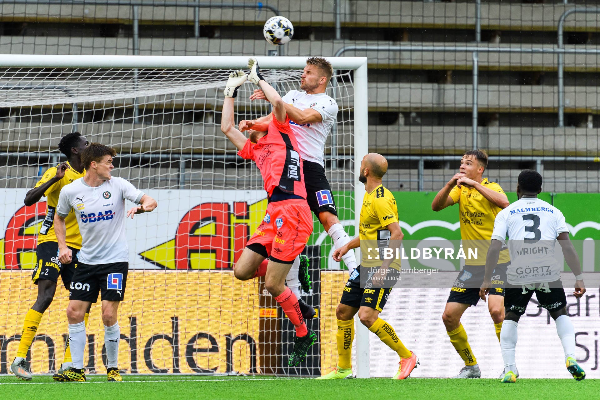 Örebros Erik Björndahl mot Elfsborgs målvakt Tim Rönning