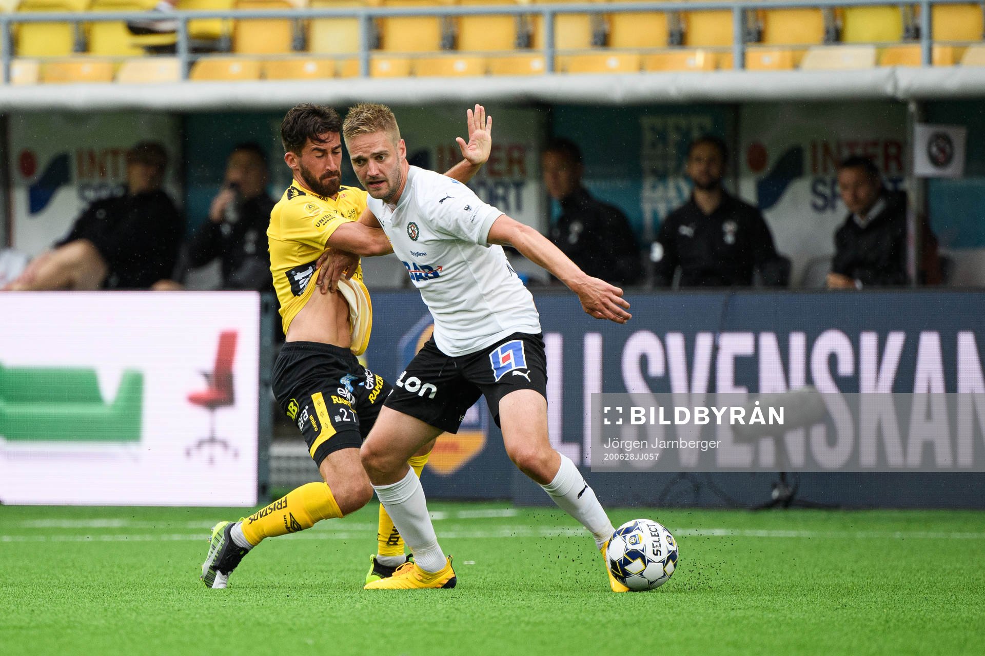 Örebros Johan Mårtensson i kamp med Elfsborgs Frederik Holst under fotbollsmatchen i Allsvenskan mellan Elfsborg och Örebro den 28 juni 2020 i Borås.