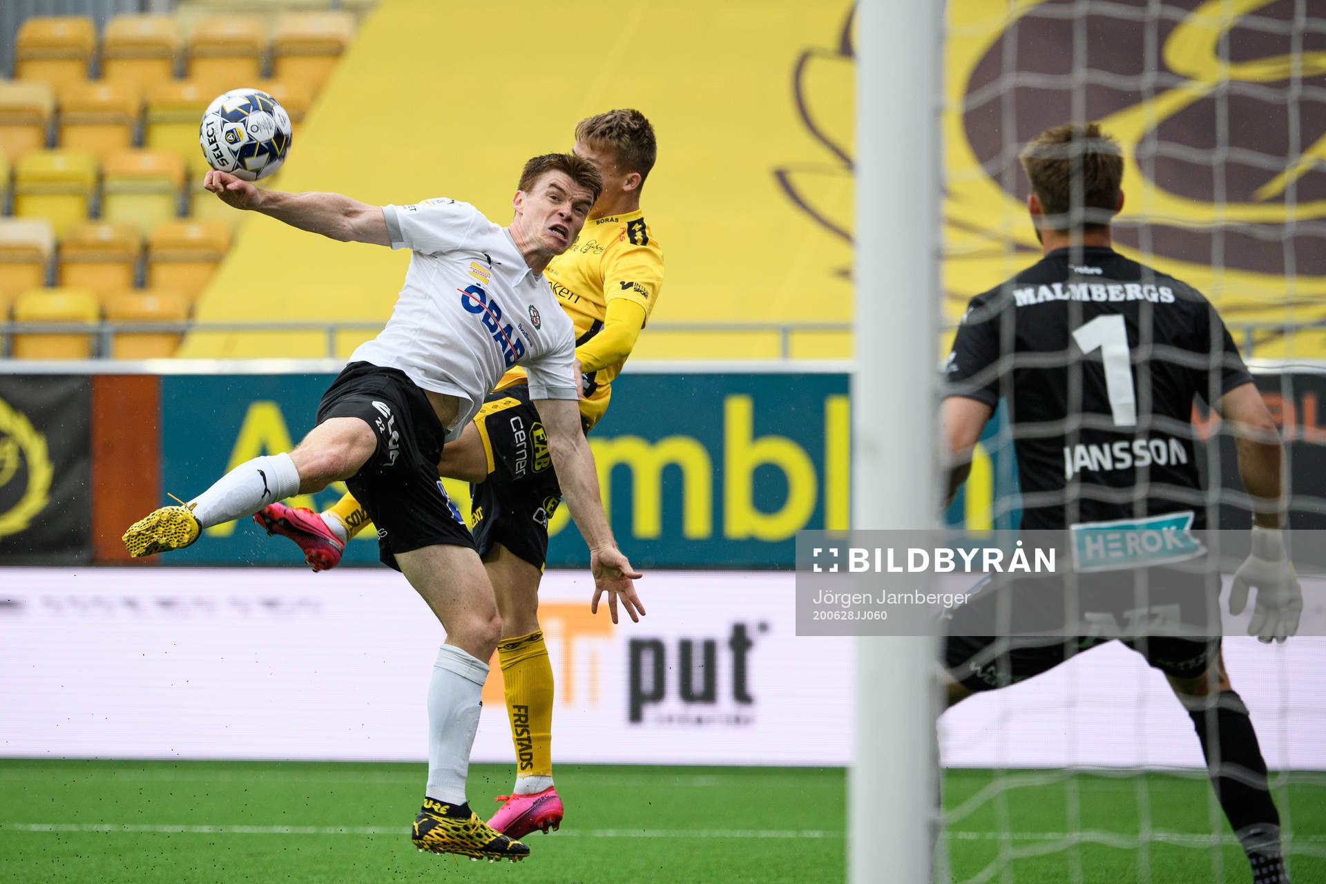 Örebros Albin Granlund får bollen på handen