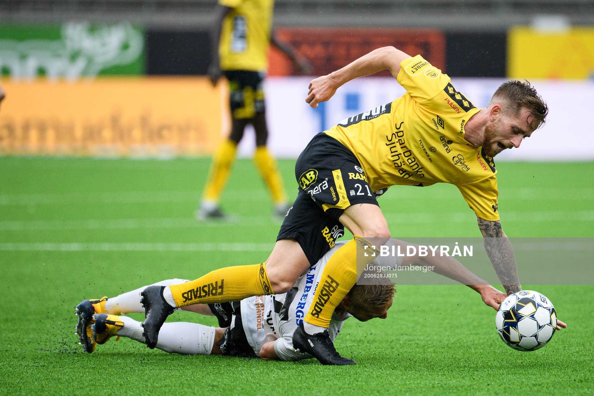 Elfsborgs Rasmus Alm in kamp med Örebros Johan Mårtensson