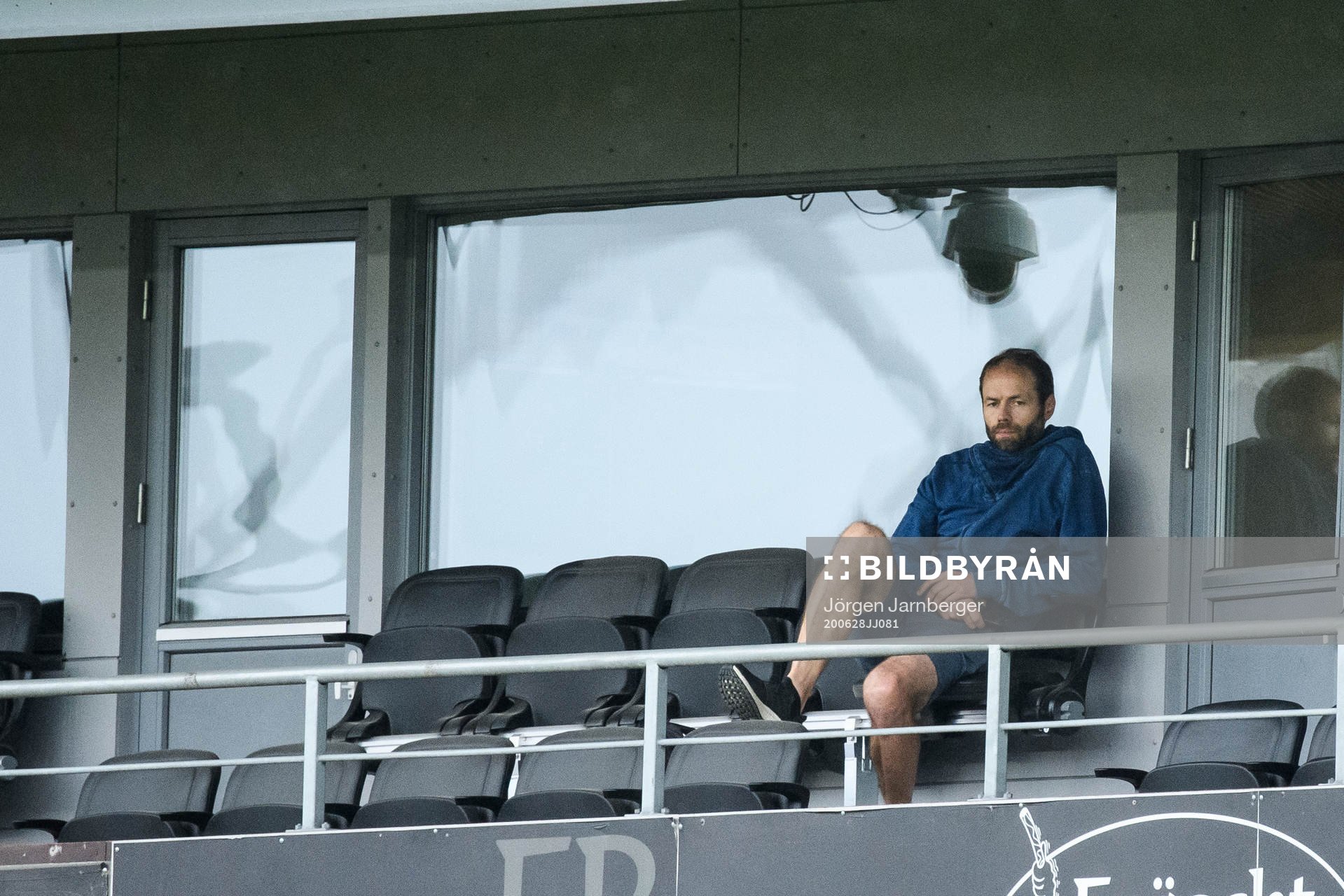Häckens tränare AndreasAlm på läktaren