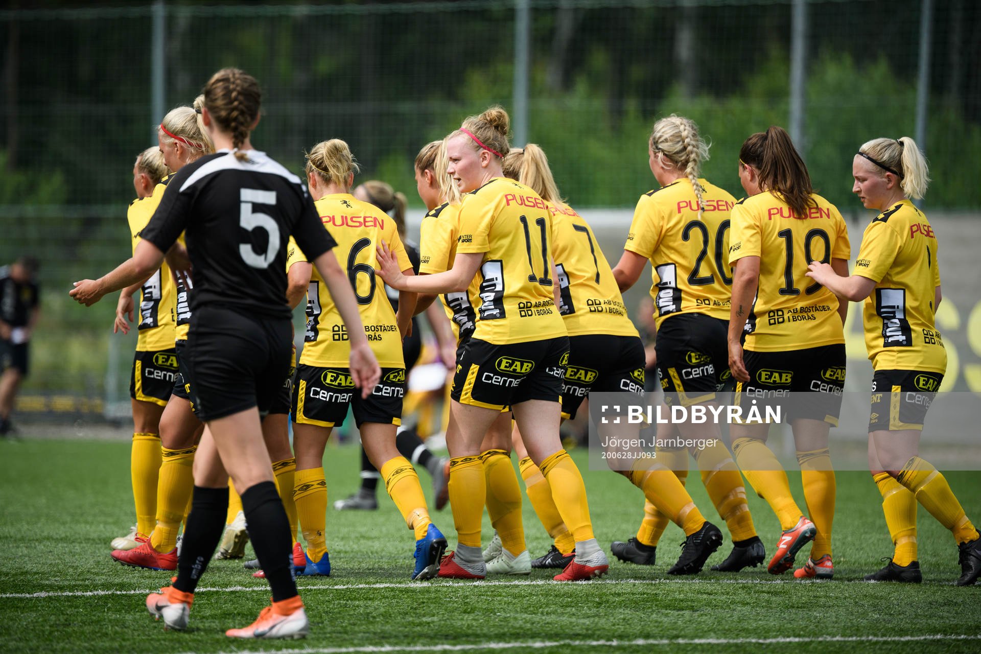 Elfsborgs Leann Nyström (mitt i bild) jublar med
