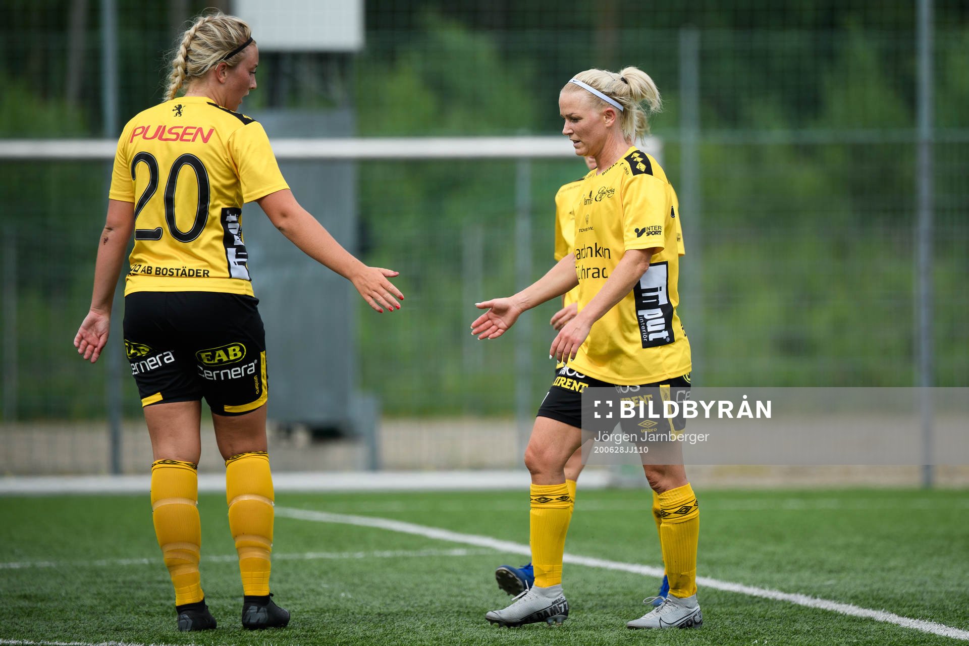 Elfsborgs Sara Jardving gratuleras av Ebba Johansson