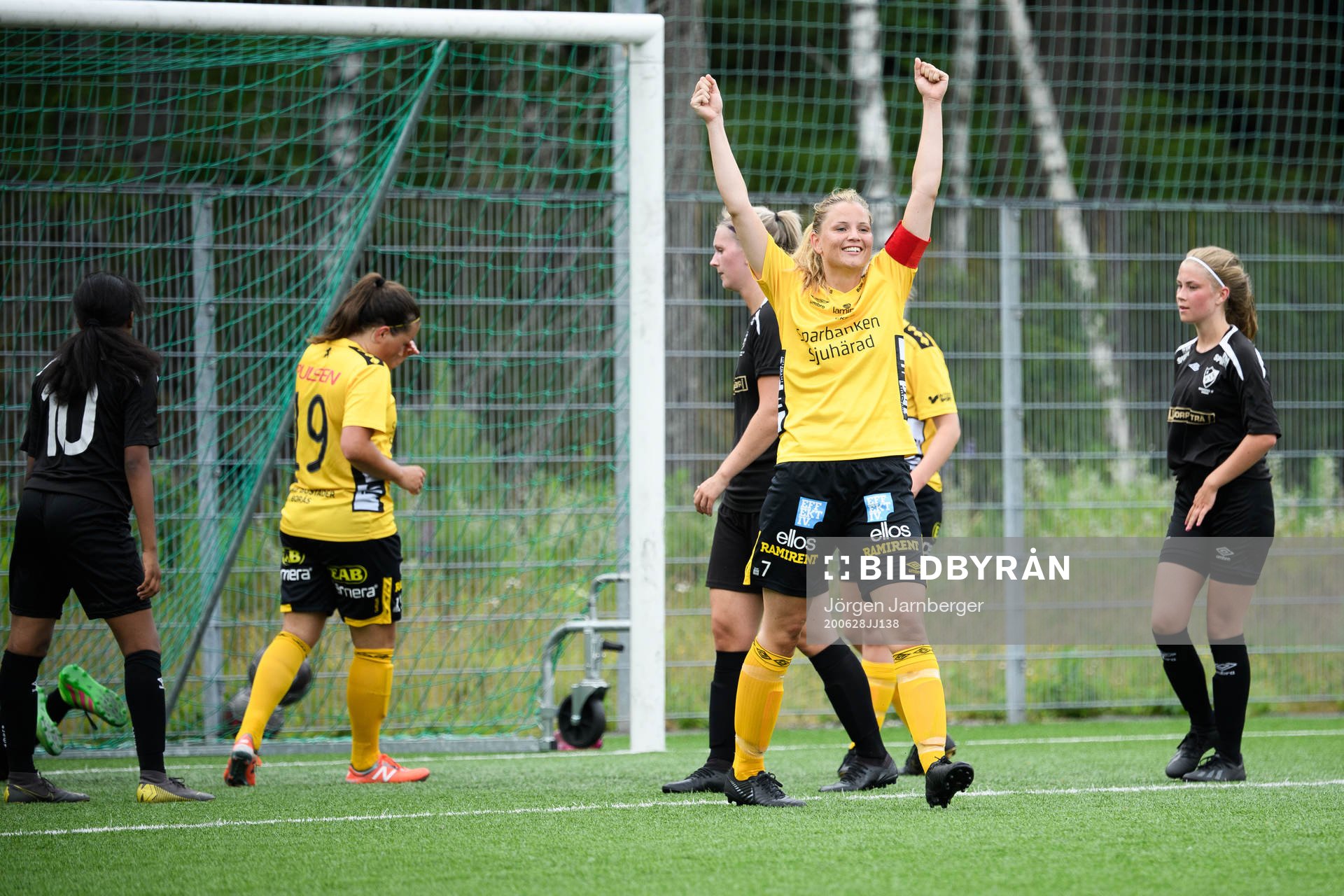 Elfsborgs Gabriella Uddh jublar efter att gjort 0-4 under fotbollsmatchen i division 4 dam mellan Kronäng och Elfsborg den 28 juni 2020 i Borås.