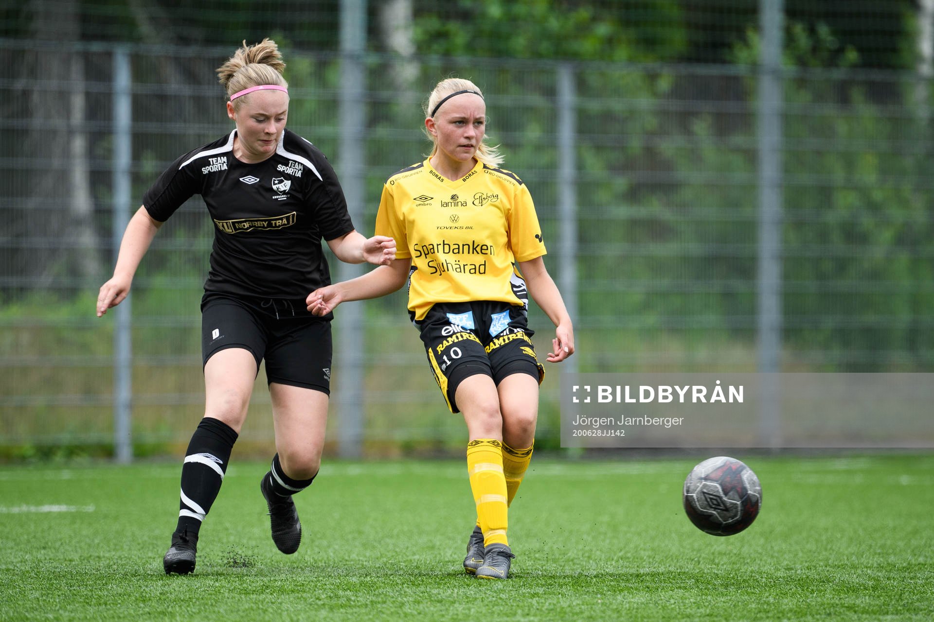 Kronängs Hanna Lindström och Elfsborgs Matilda Ståhlbom Karlsson under fotbollsmatchen i division 4 dam mellan Kronäng och Elfsborg den 28 juni 2020 i Borås.