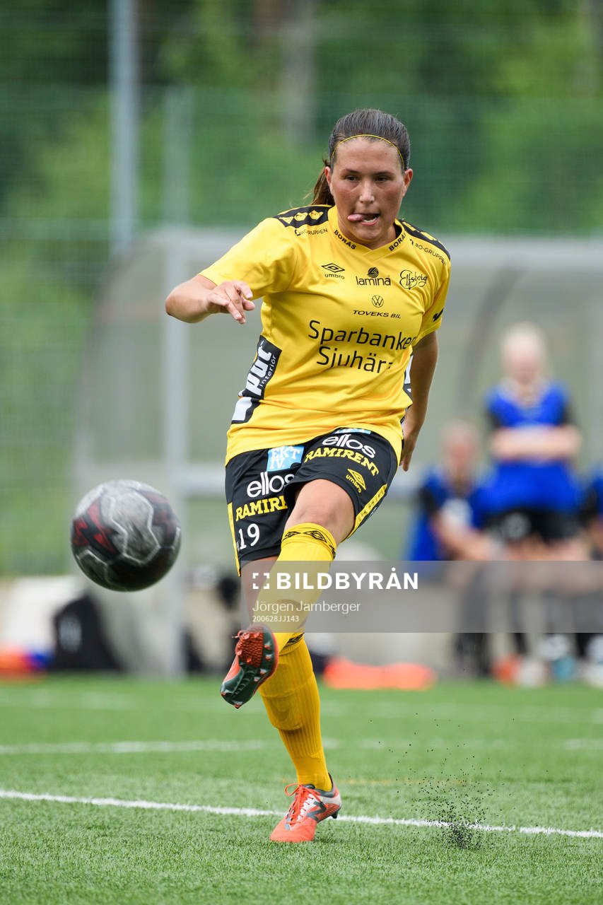 Elfsborgs Johanna Kalinski Köhlqust under fotbollsmatchen i division 4 dam mellan Kronäng och Elfsborg den 28 juni 2020 i Borås.