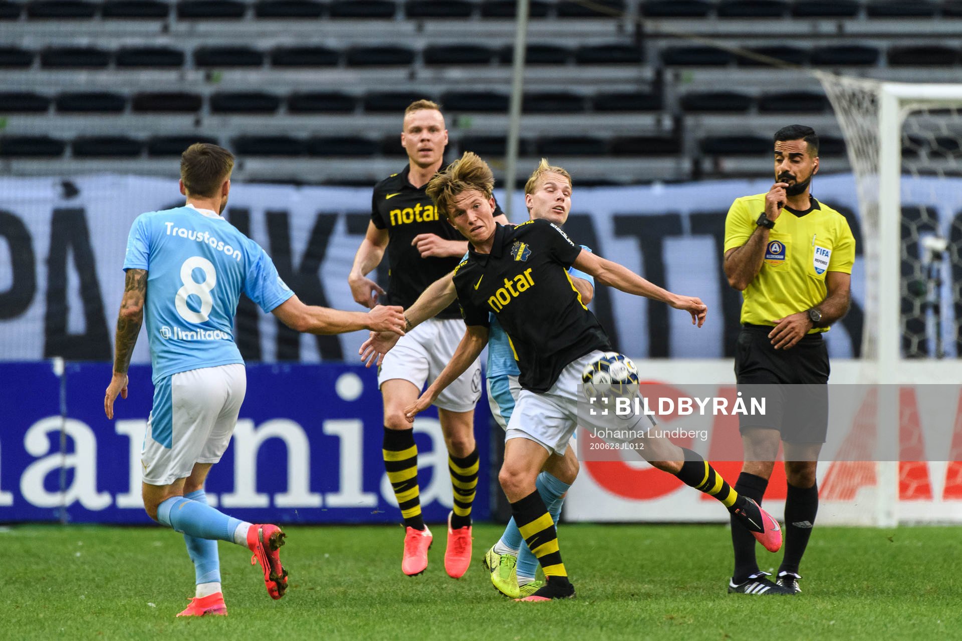 s Tom Strannegård mot Malmö FFs Oscar Lewicki och domare