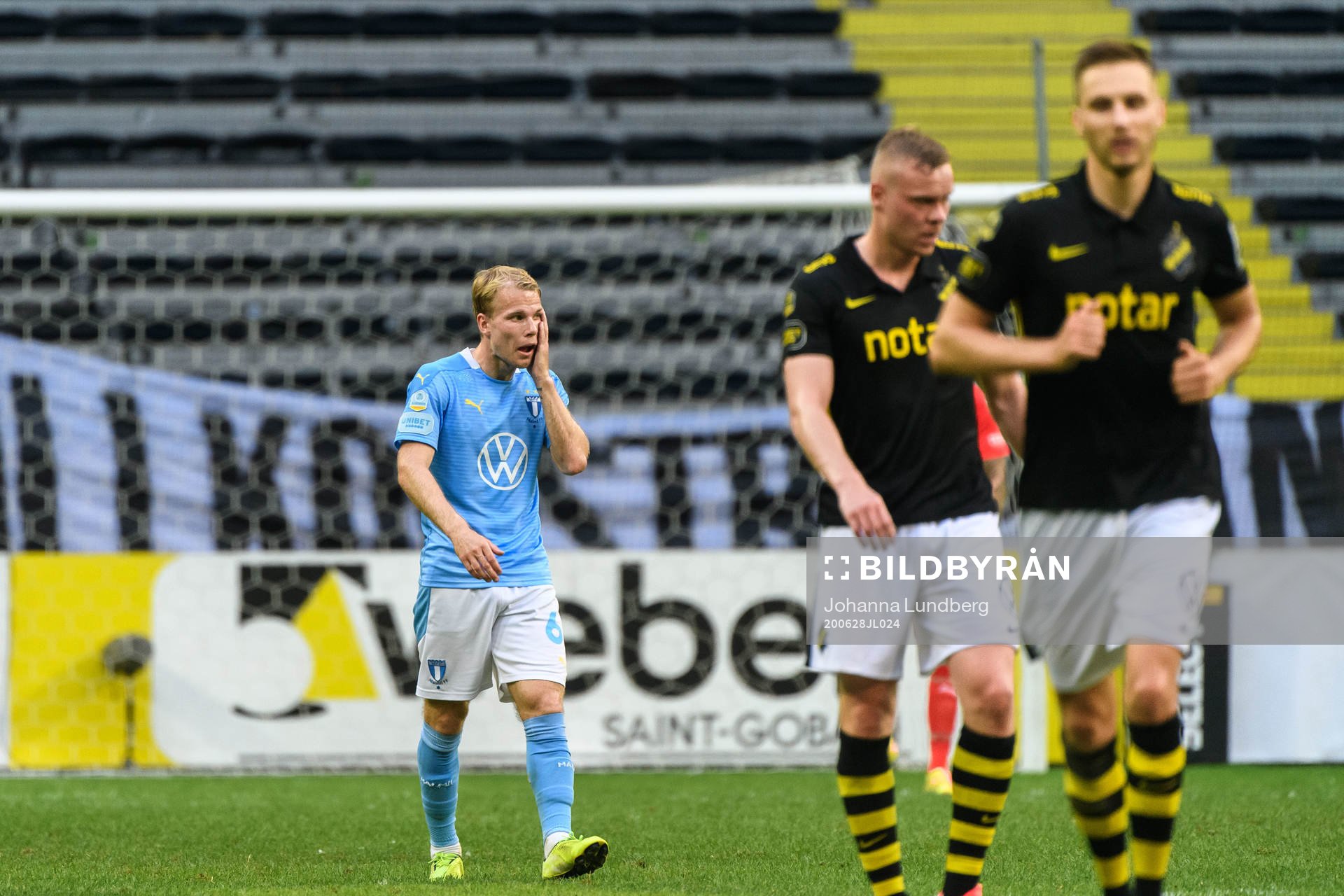 Malmö FFs Oscar Lewicki deppar