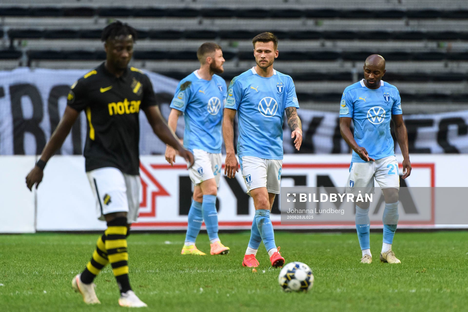 Malmö FFs Arnór Traustason och Fouad Bachirou deppar