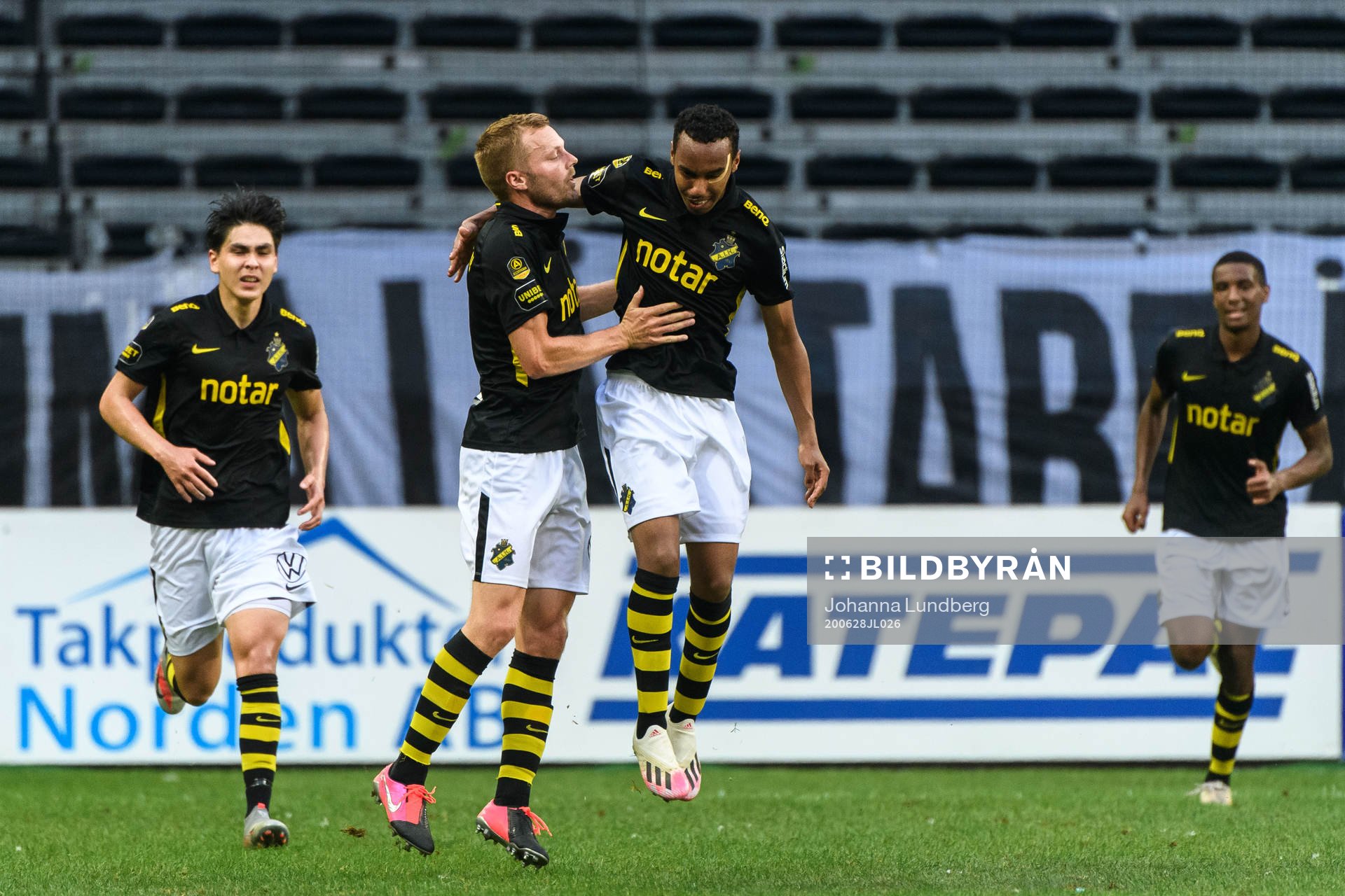s Sebastian Larsson jublar med AIK:s Bilal Hussein