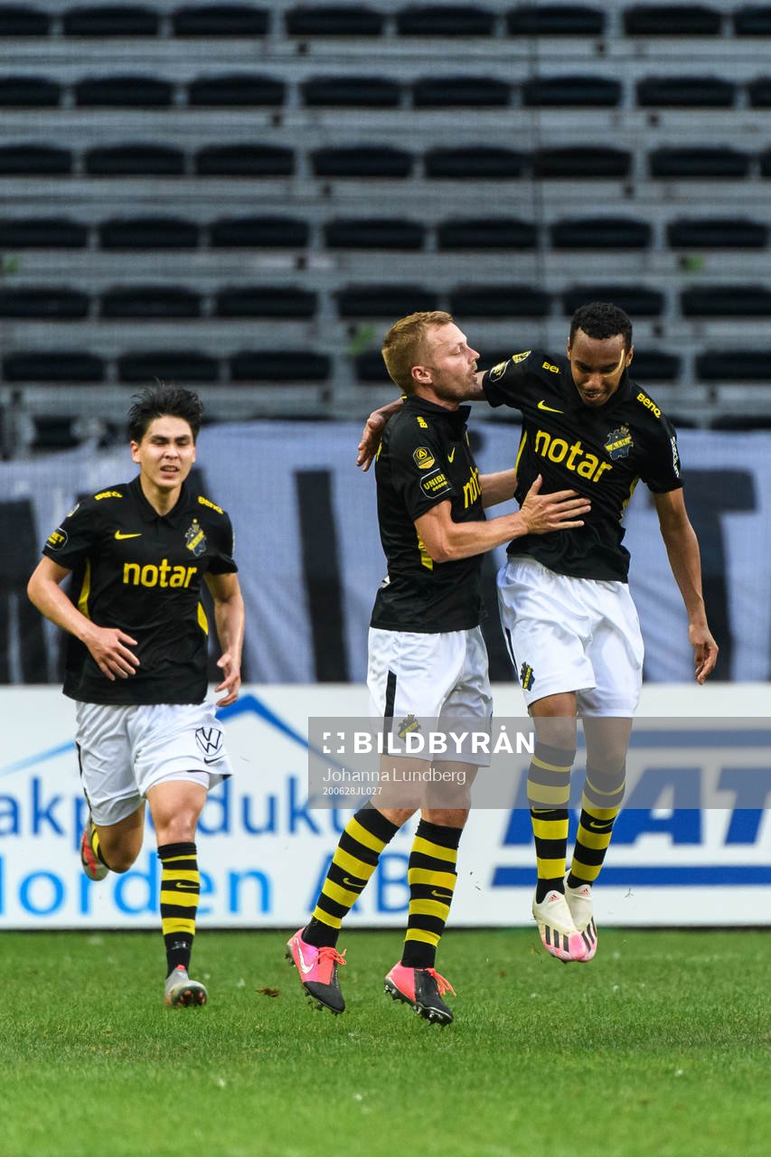 s Sebastian Larsson jublar med Bilal Hussein