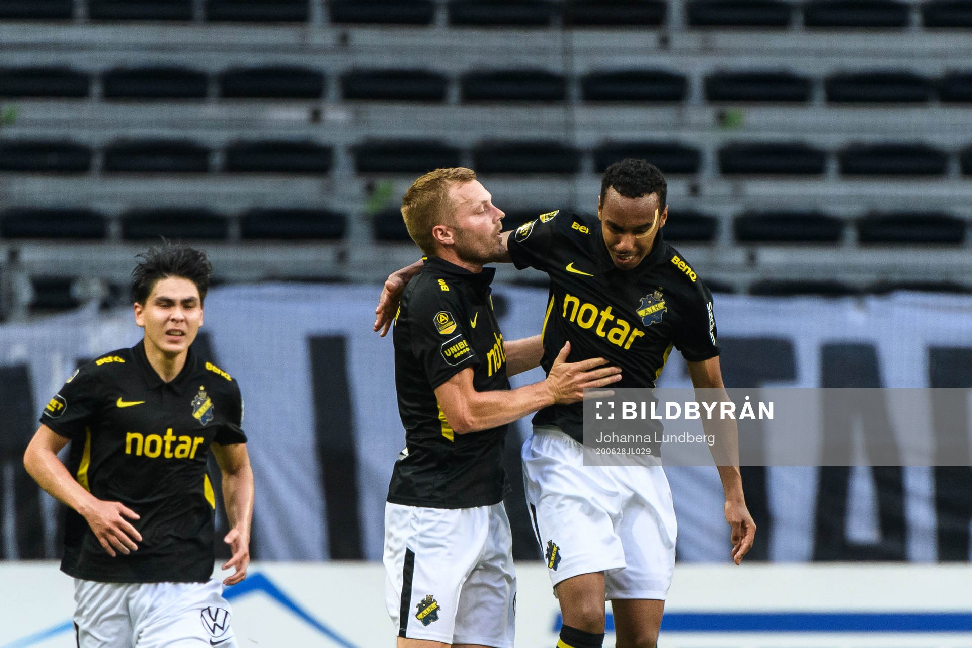 s Sebastian Larsson jublar med Bilal Hussein