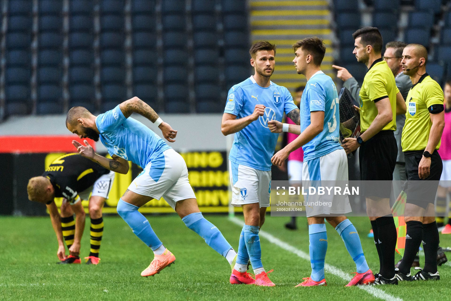 Malmö FFs Guillermo Molins, Jo Inge Berget, Tim Prica byter med Sören Rieks, Jonas Knudsen och Laorent Shabani under fotbollsmatchen i Allsvenskan mellan AIK och Malmö FF den 28 juni 2020 i Stockholm.