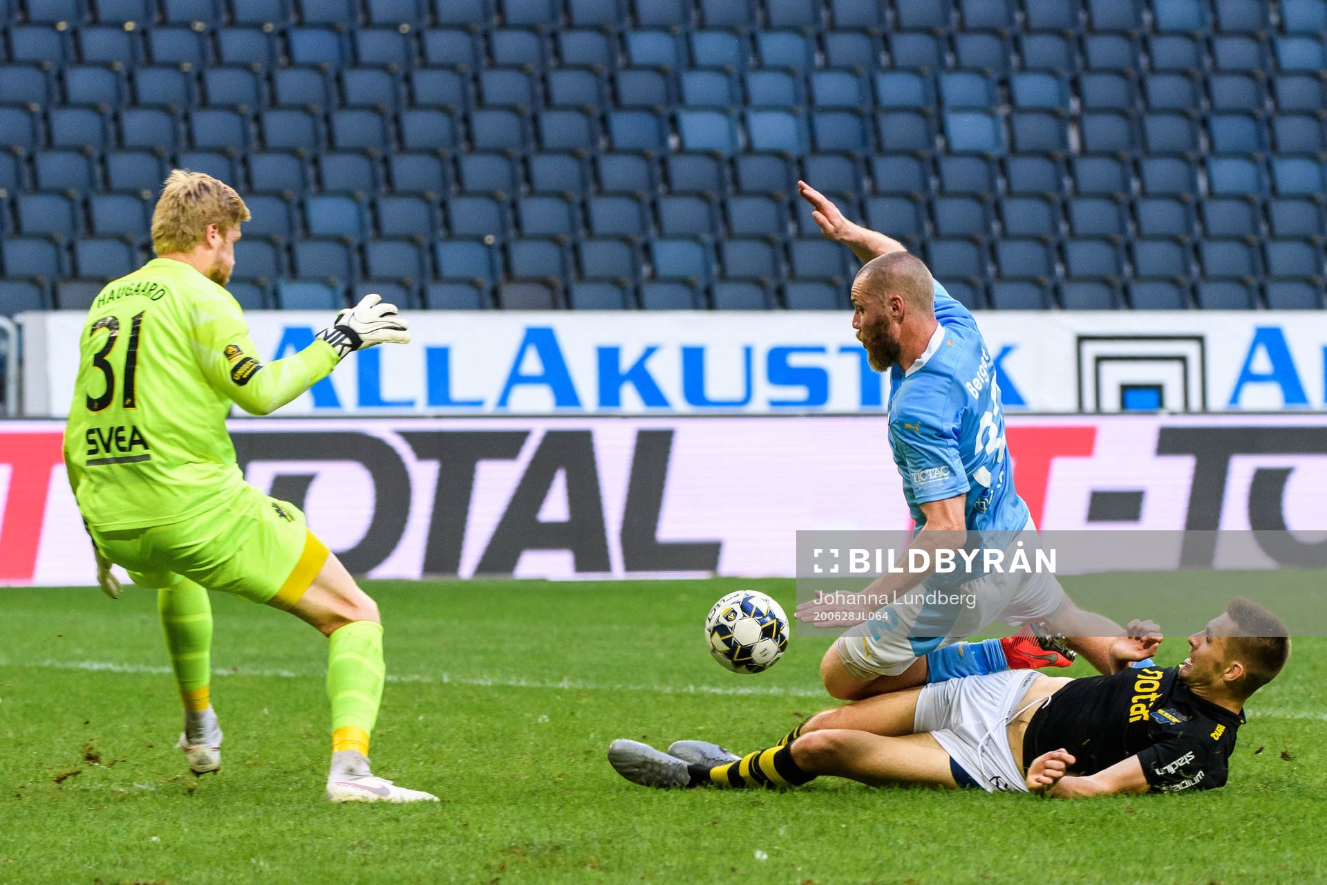 s Karol Mets och Malmö FFs Jo Inge Berget som sedan leder