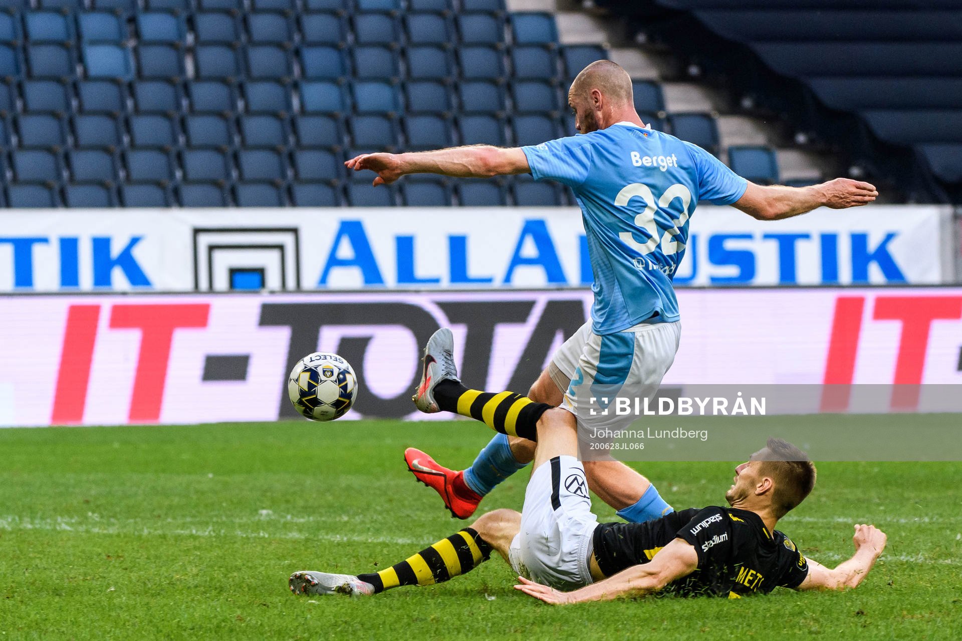 s Karol Mets och Malmö FFs Jo Inge Berget som sedan leder