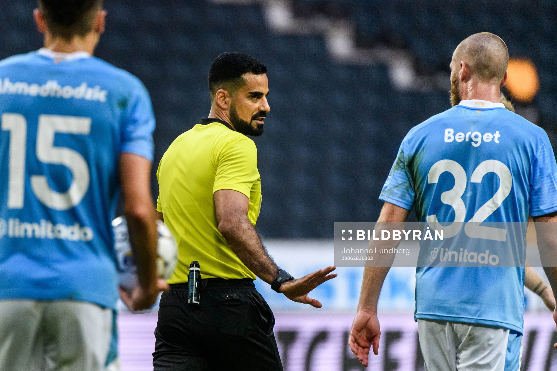 Malmö FFs Jo Inge Berget i samtal med domare Mohammed Al-Hakim efter fotbollsmatchen i Allsvenskan mellan AIK och Malmö FF den 28 juni 2020 i Stockholm.