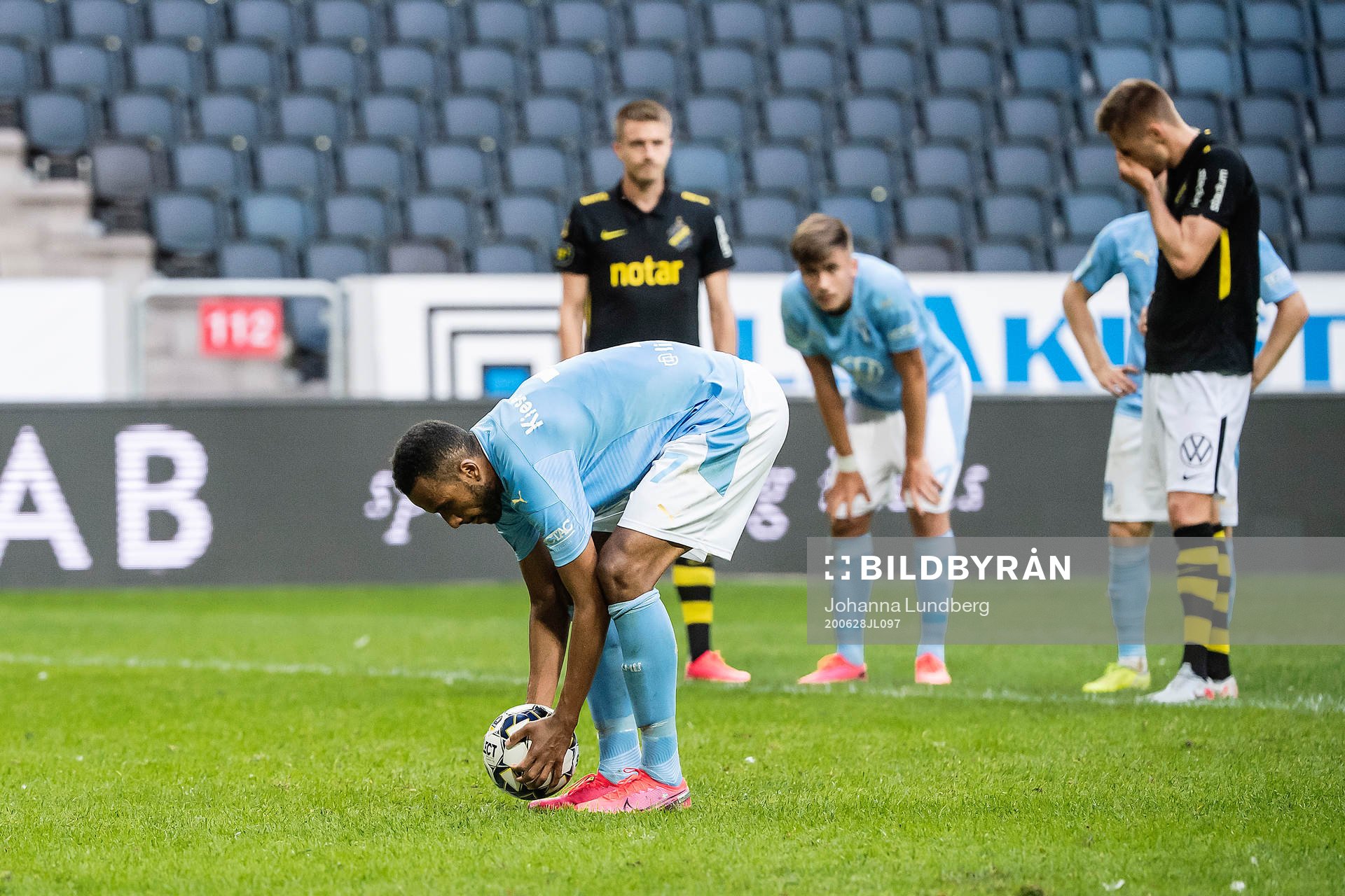 Malmö FFs Isaac Kiese Thelin lägger upp bollen på