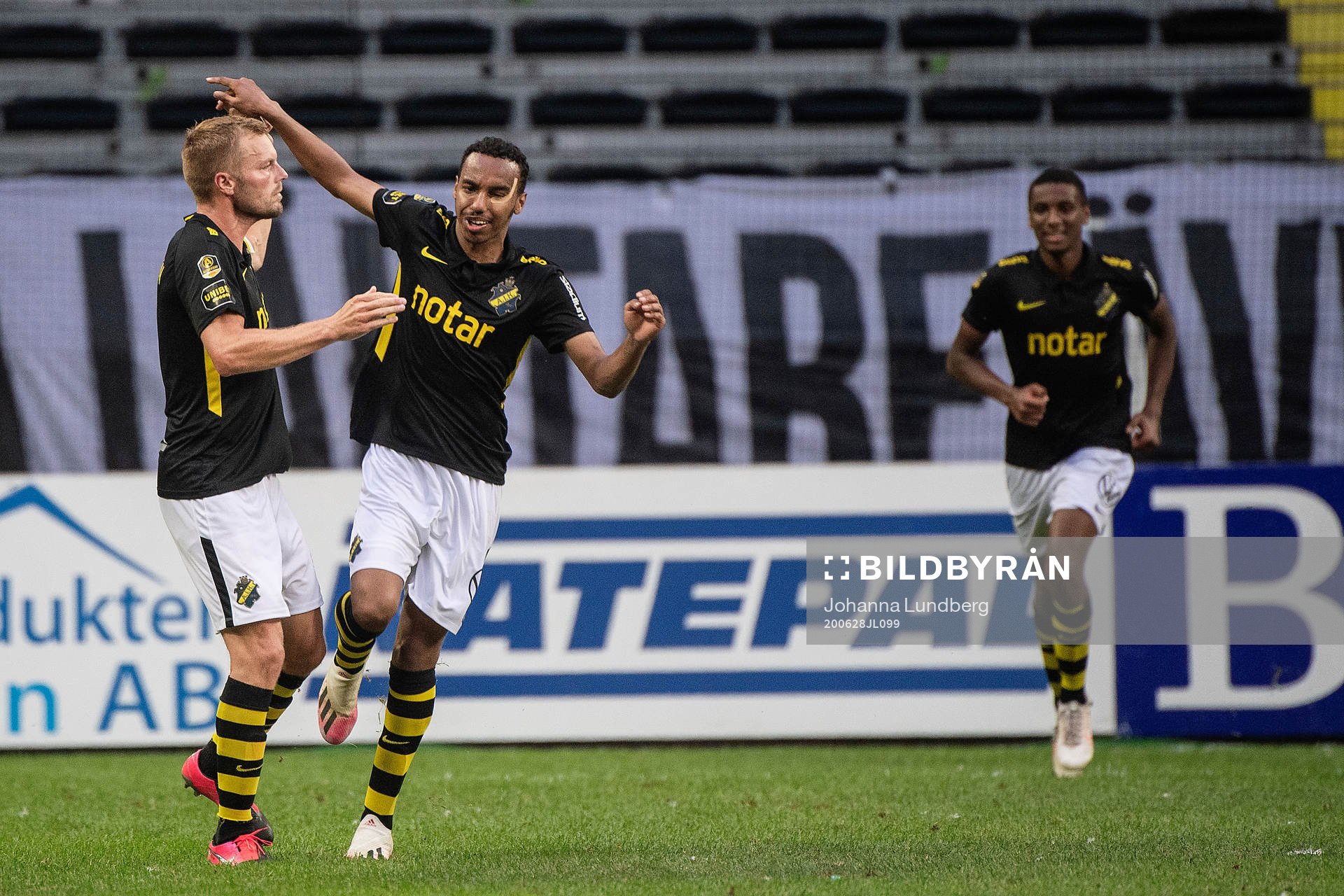 s Sebastian Larsson och Bilal Hussein jublar