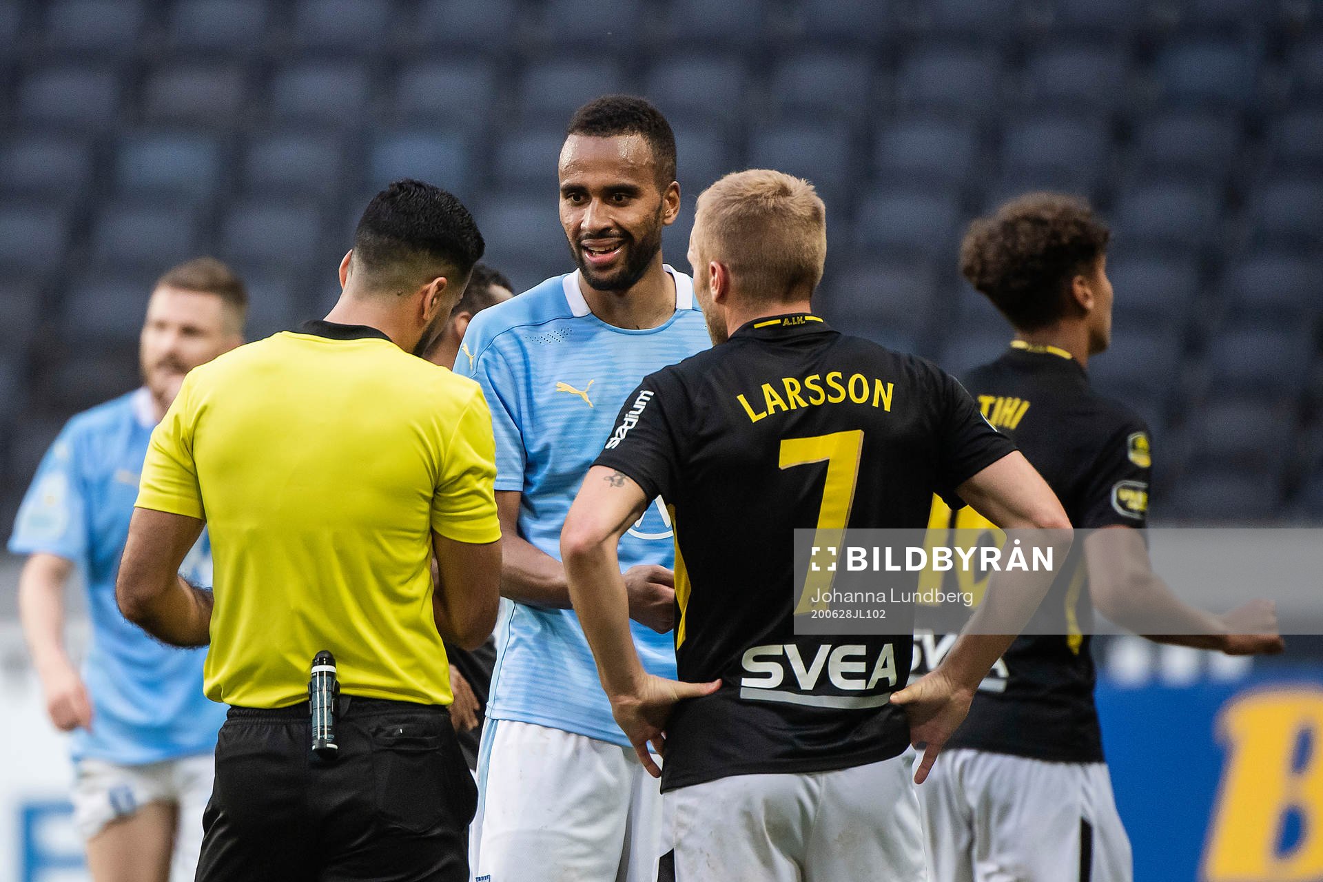 Malmö FFs Isaac Kiese Thelin reagerar mot domare Mohammed Al-Hakim under fotbollsmatchen i Allsvenskan mellan AIK och Malmö FF den 28 juni 2020 i Stockholm.