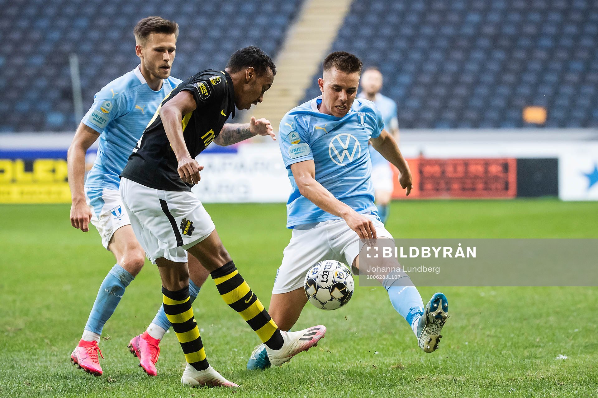 s Bilal Hussein mot Malmö FFs Jonas Knudsen och Arnór