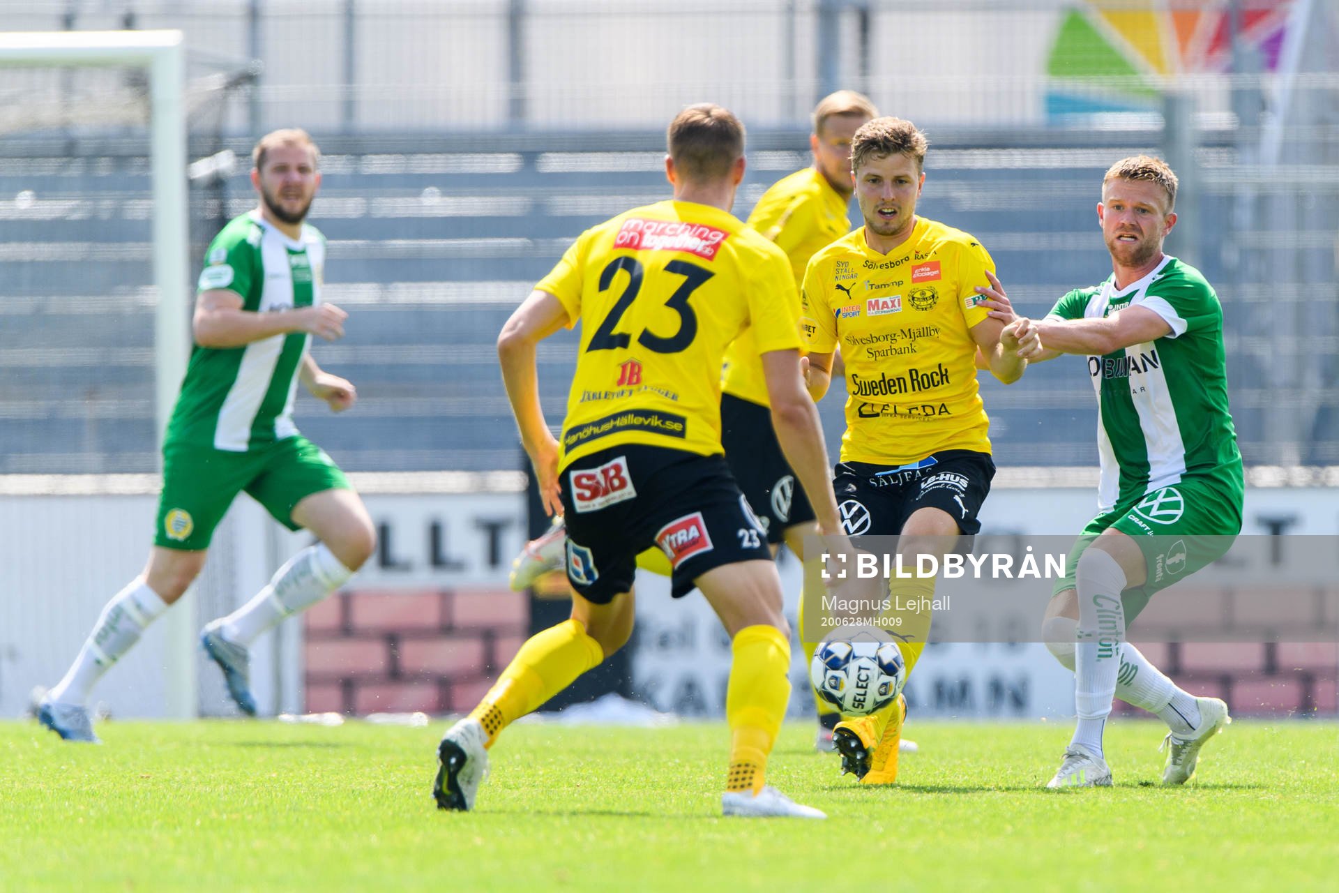 Hammarbys Dennis Widgren mot Mjällbys Jesper Löfgren och