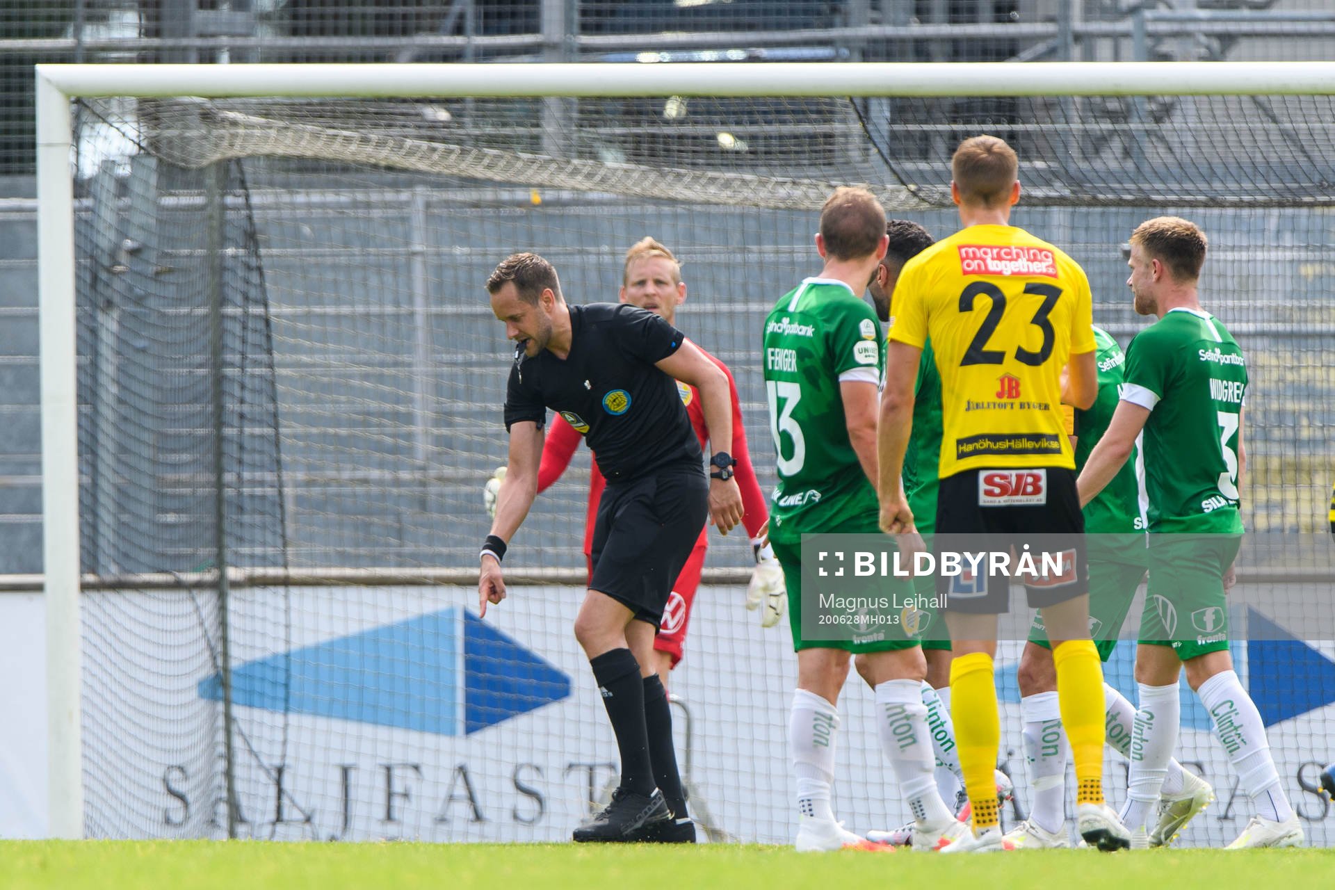 Domare Victor Wolf visar på staff