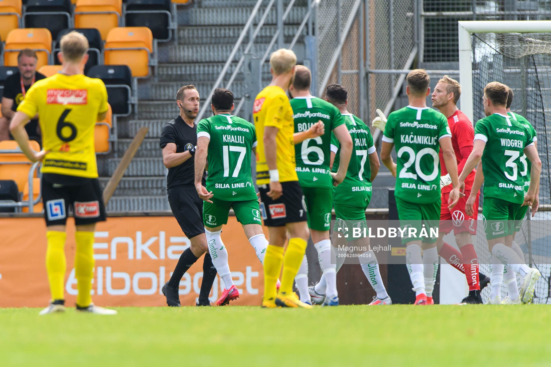 Domare Victor Wolf i diskussion med Hammarbys spelare