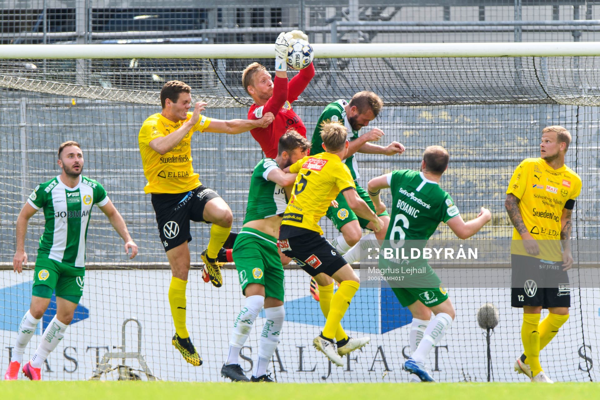 Hammarbys målvakt David Ousted med en räddning