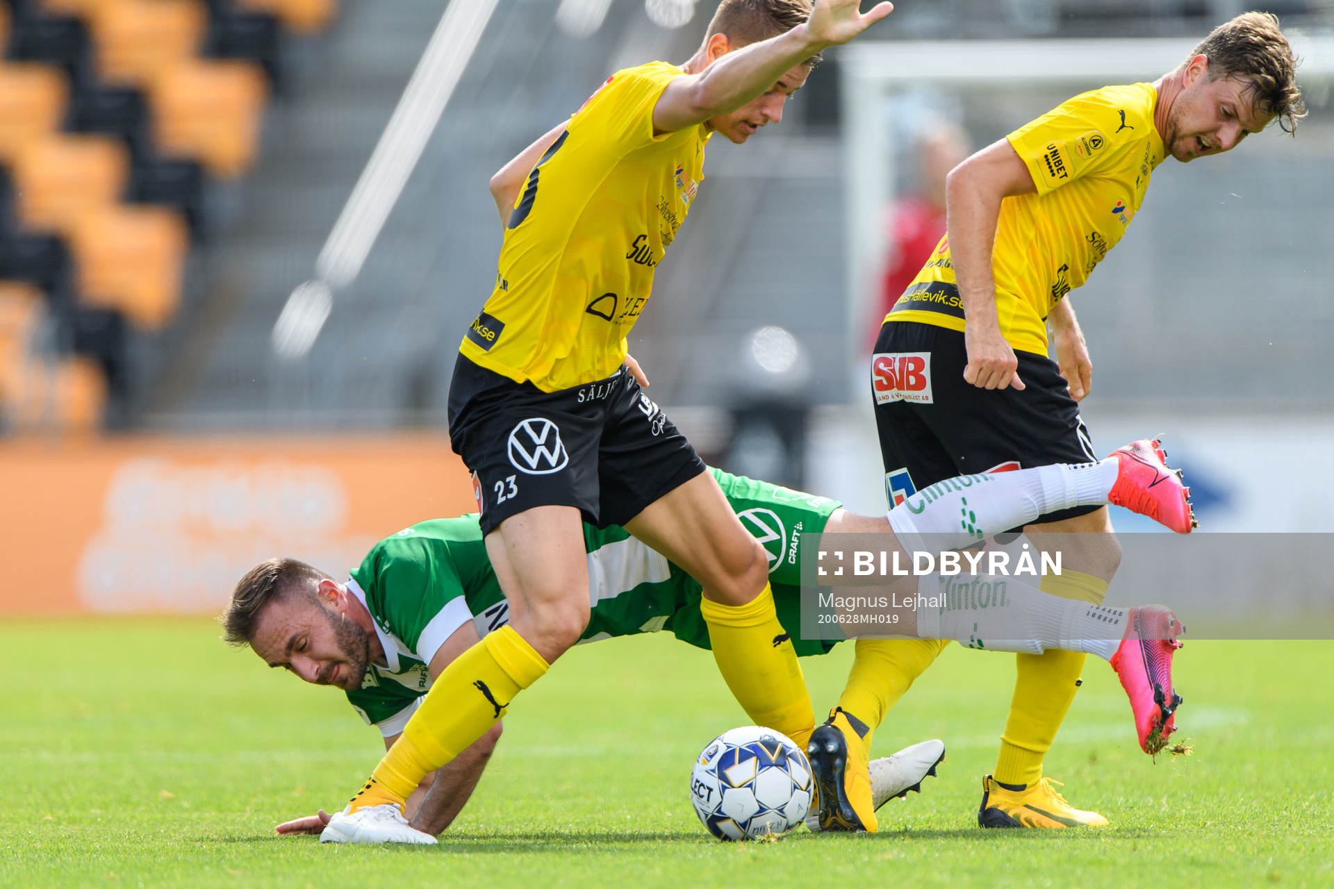 Hammarbys Muamer Tankovic och Mjällbys Jesper Löfgren