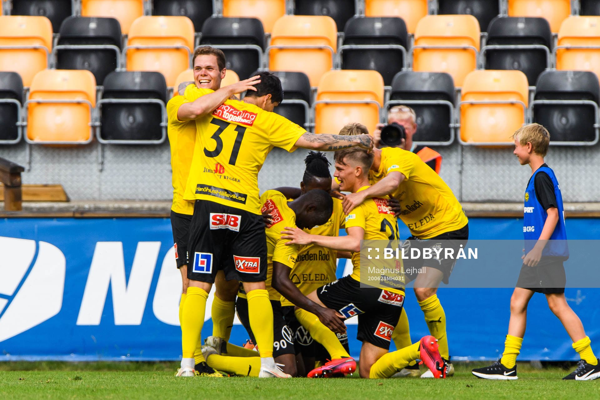 Mjällbys Moses Ogbu jublar med lagkamrater