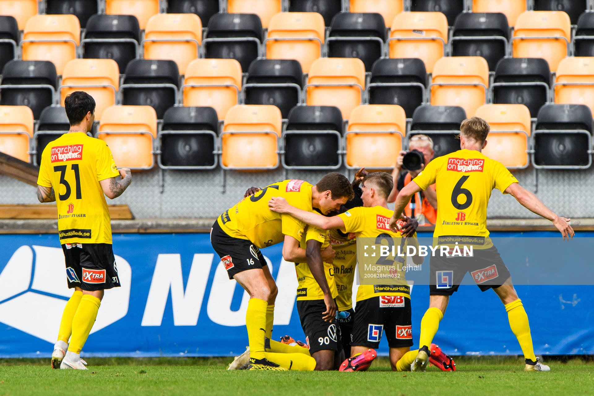 Mjällbys Moses Ogbu jublar med lagkamrater efter 2-1 under fotbollsmatchen i Allsvenskan mellan Mjällby och Hammarby den 28 juni 2020 i Hällevik.