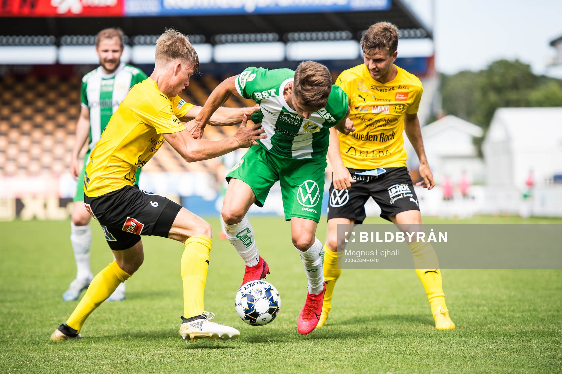 Hammarbys Alexander Kacaniklic  och Mjällbys Eric