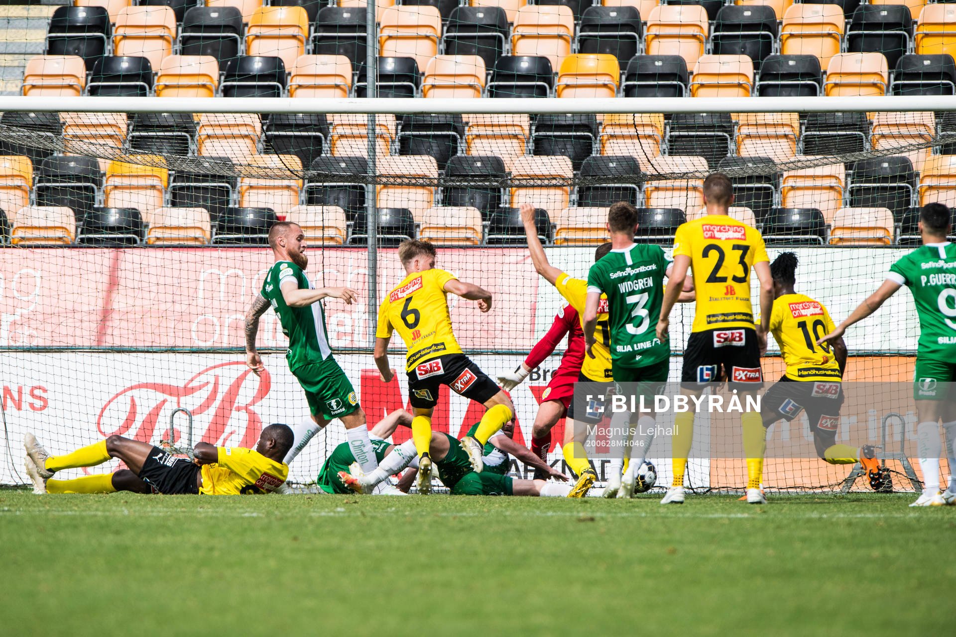 Mjällbys Jacob Bergström slår in 1-1 och jublar