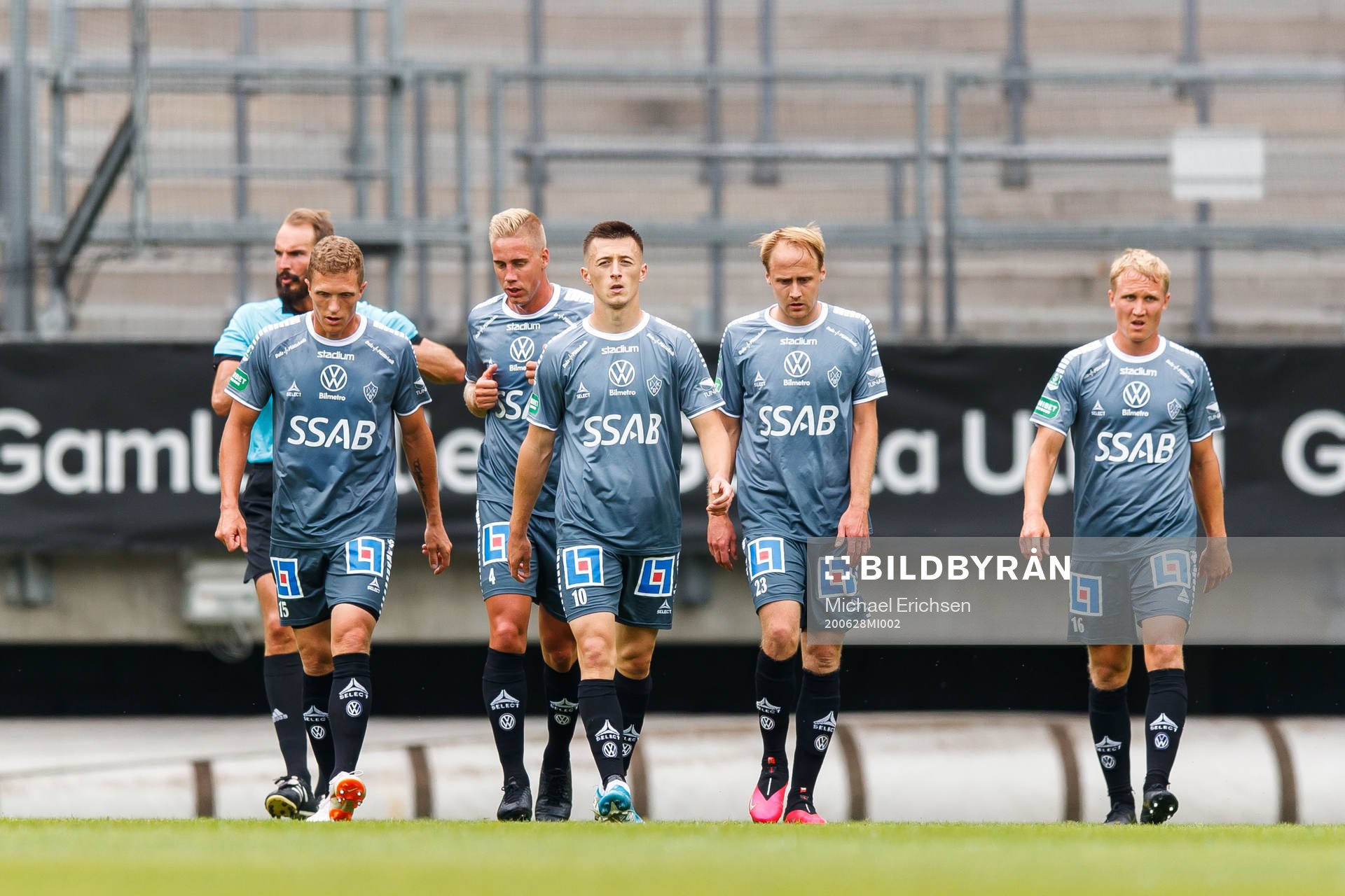 Brages Leonard Pllana jublar med lagkamrater
