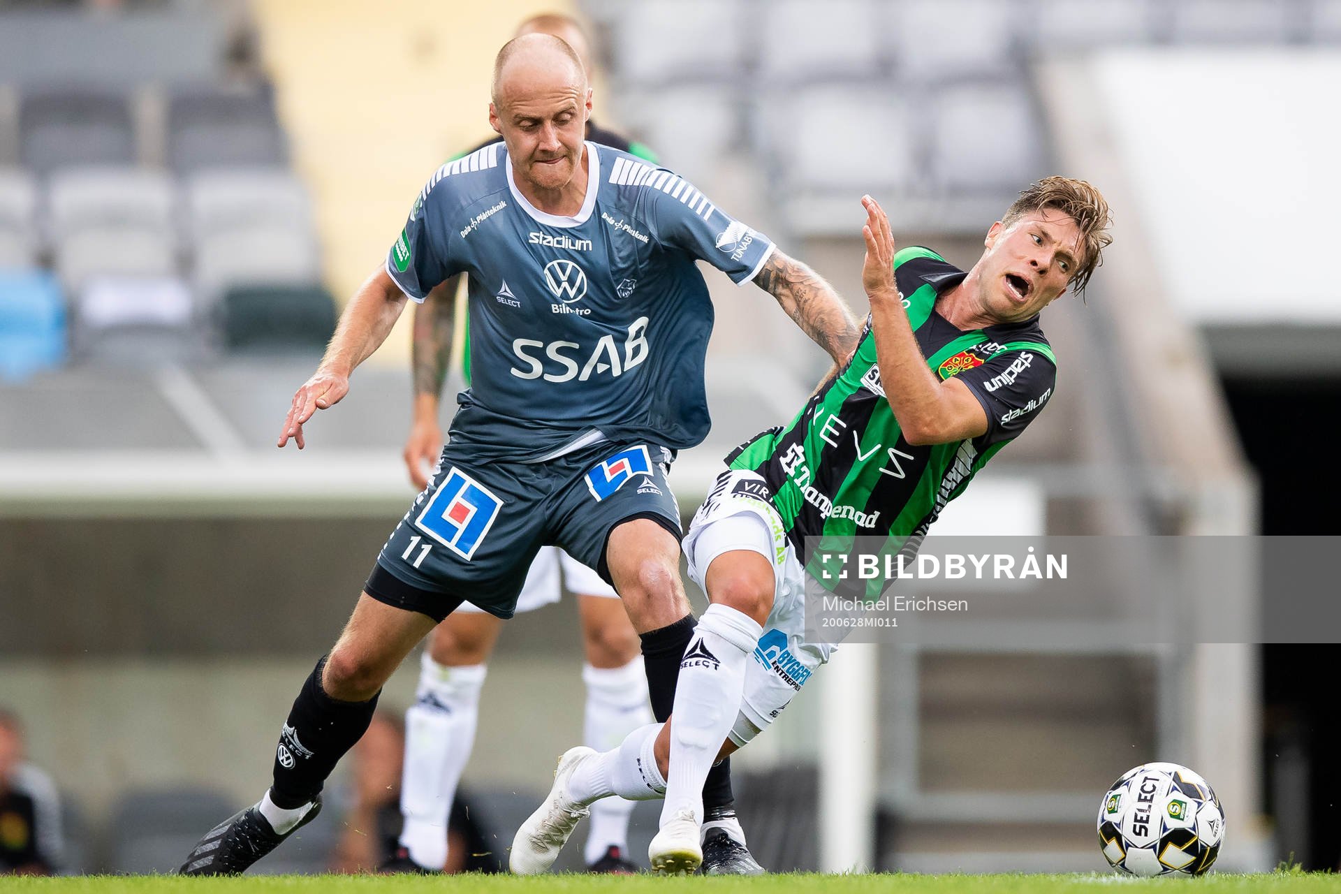 Brages Anton Lundin i kamp med GAIS Nikola Ladan under fotbollsmatchen i Superettan  mellan GAIS och Brage den 28 juni 2020 i Göteborg.