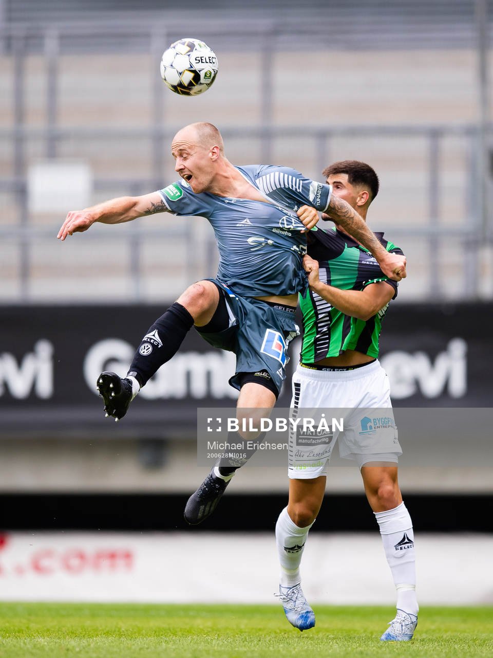 Brages Anton Lundin i kamp med GAIS Emin Grozdanic under fotbollsmatchen i Superettan  mellan GAIS och Brage den 28 juni 2020 i Göteborg.