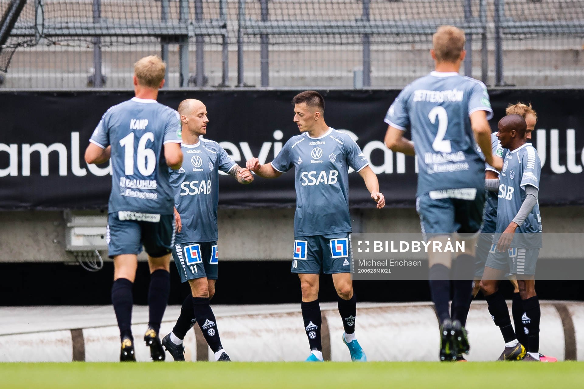 Brages Leonard Pllana jublar med lagkamrater