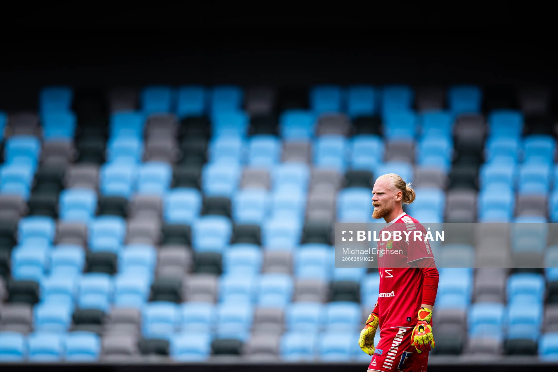 GAIS målvakt Mathias Karlsson framför tomma läktare
