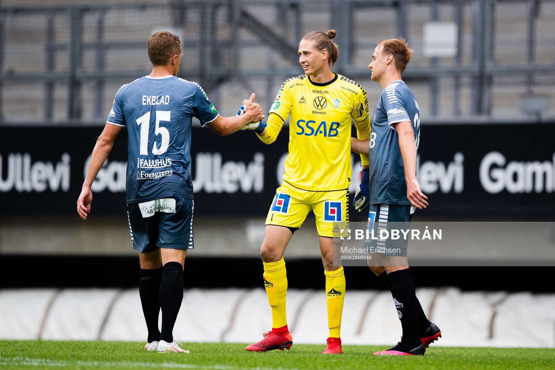 Brages målvakt Adrian Engdahl  jublar med lagkamrater