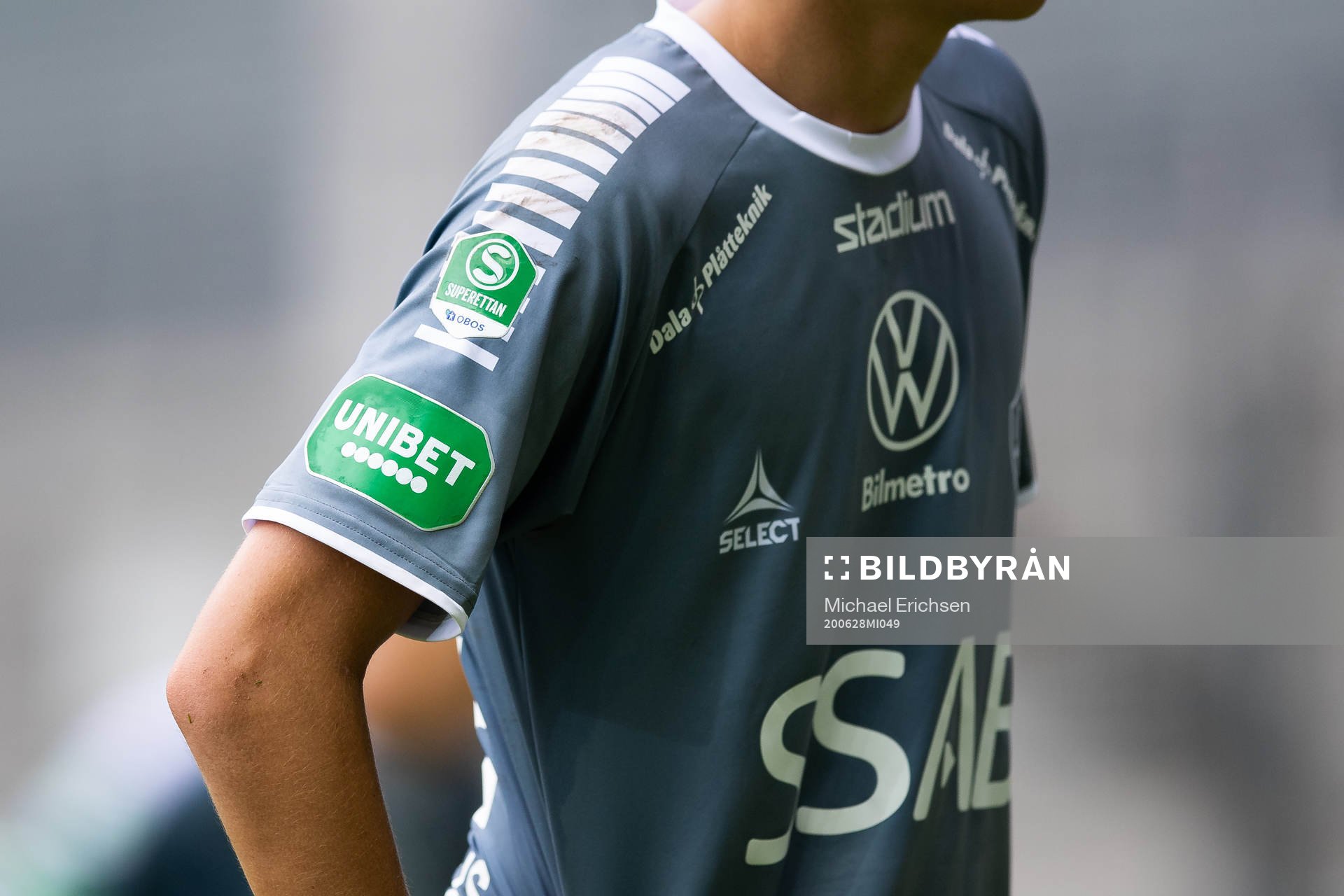 En Brage spelare med Superettan och Unibet logo på ärmen