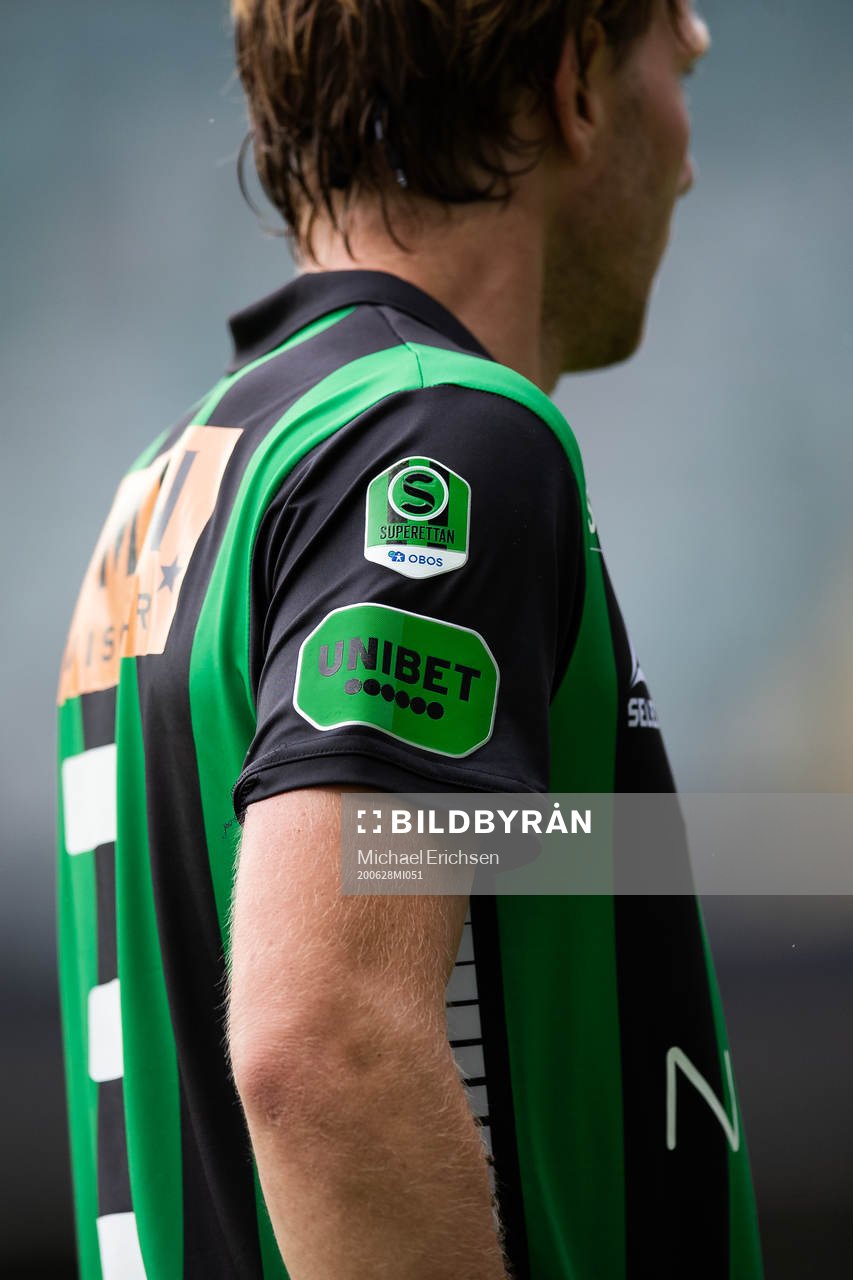 En GAIS spelare med Superettan och Unibet logo på ärmen