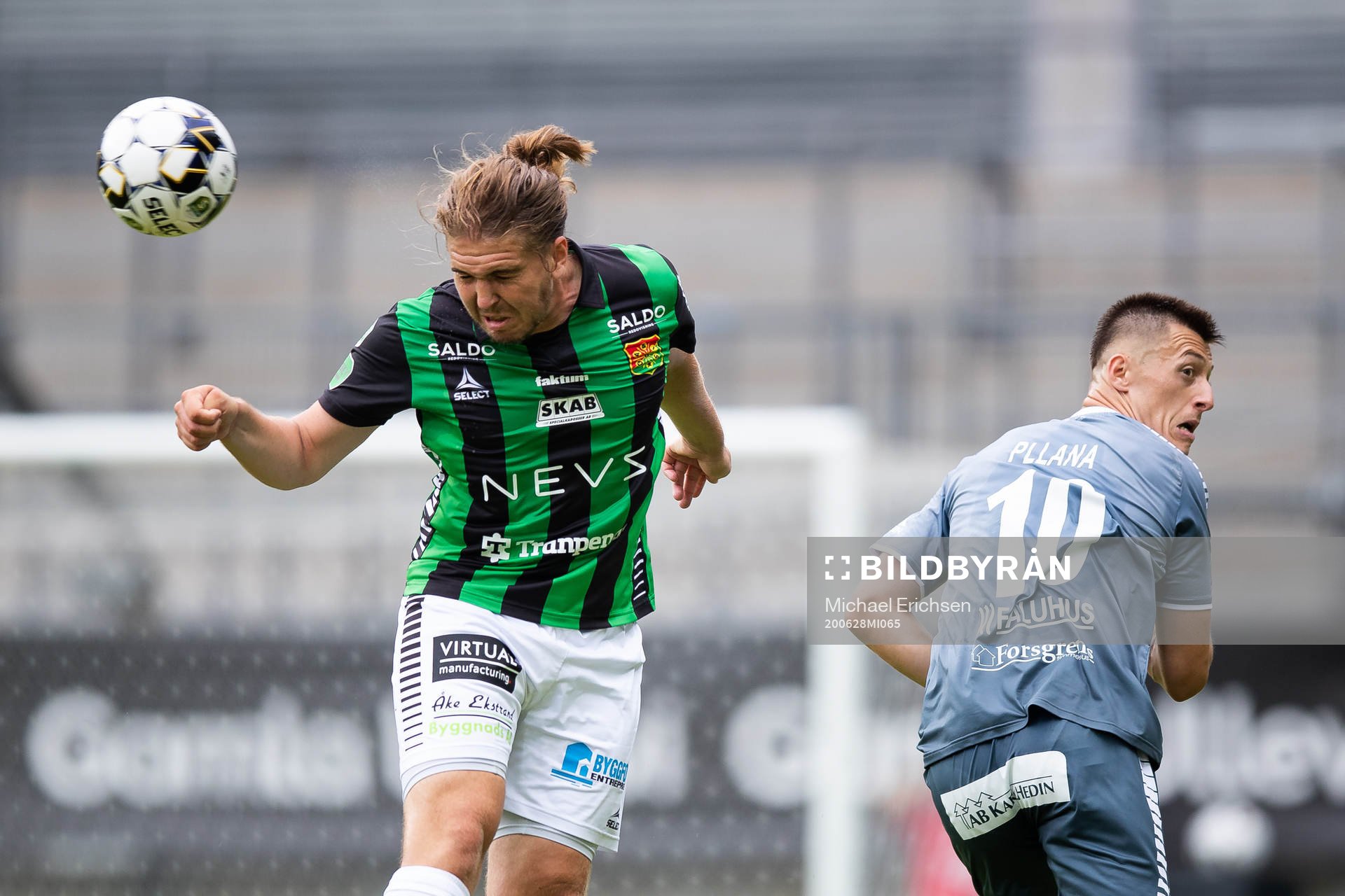 GAIS Charlie Weberg nickar undan bollen i kamp med Brages Leonard Pllana under fotbollsmatchen i Superettan  mellan GAIS och Brage den 28 juni 2020 i Göteborg.