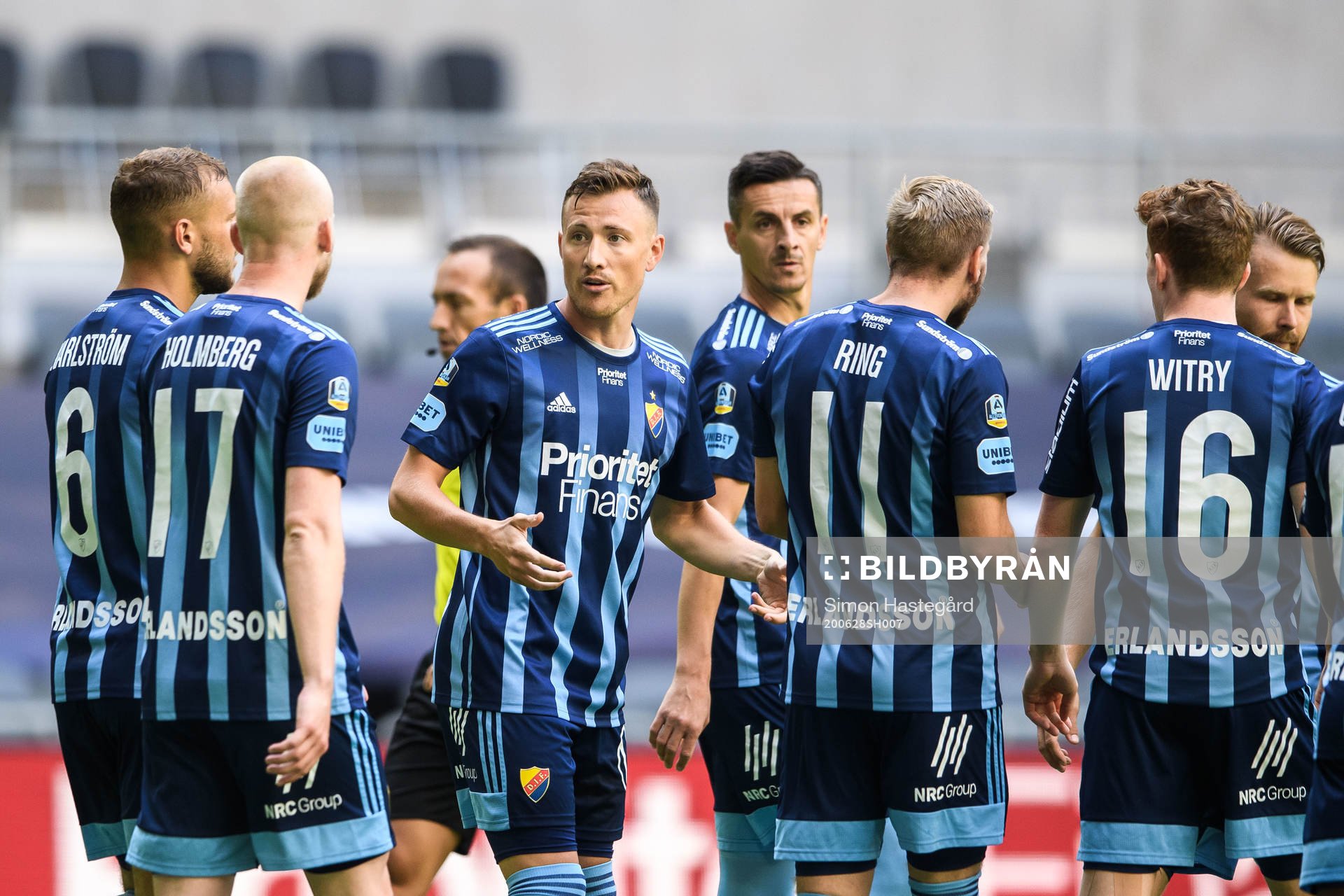 Djurgårdens Fredrik Ulvestad jublar med lagkamrater