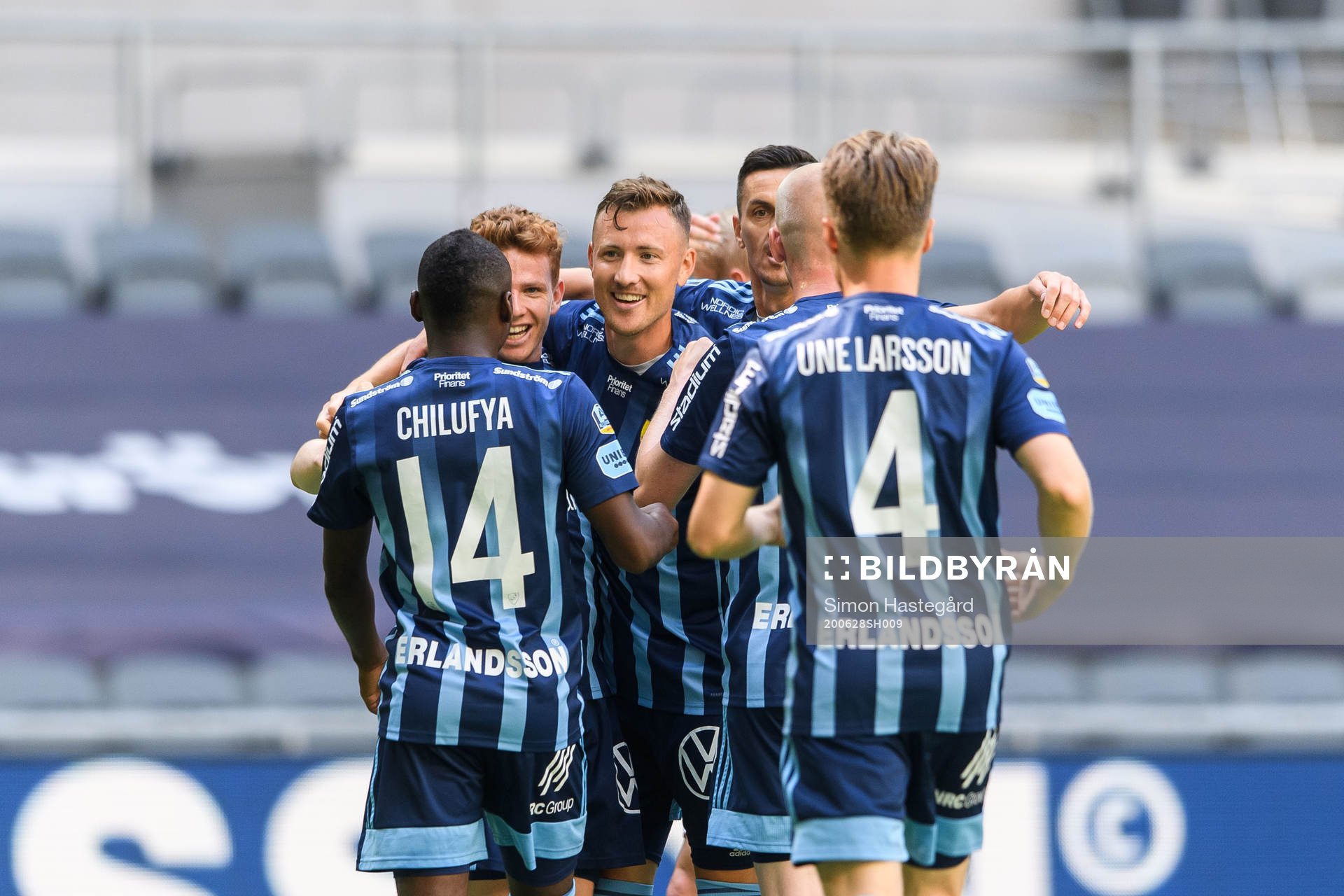 Djurgårdens Fredrik Ulvestad jublar med lagkamrater