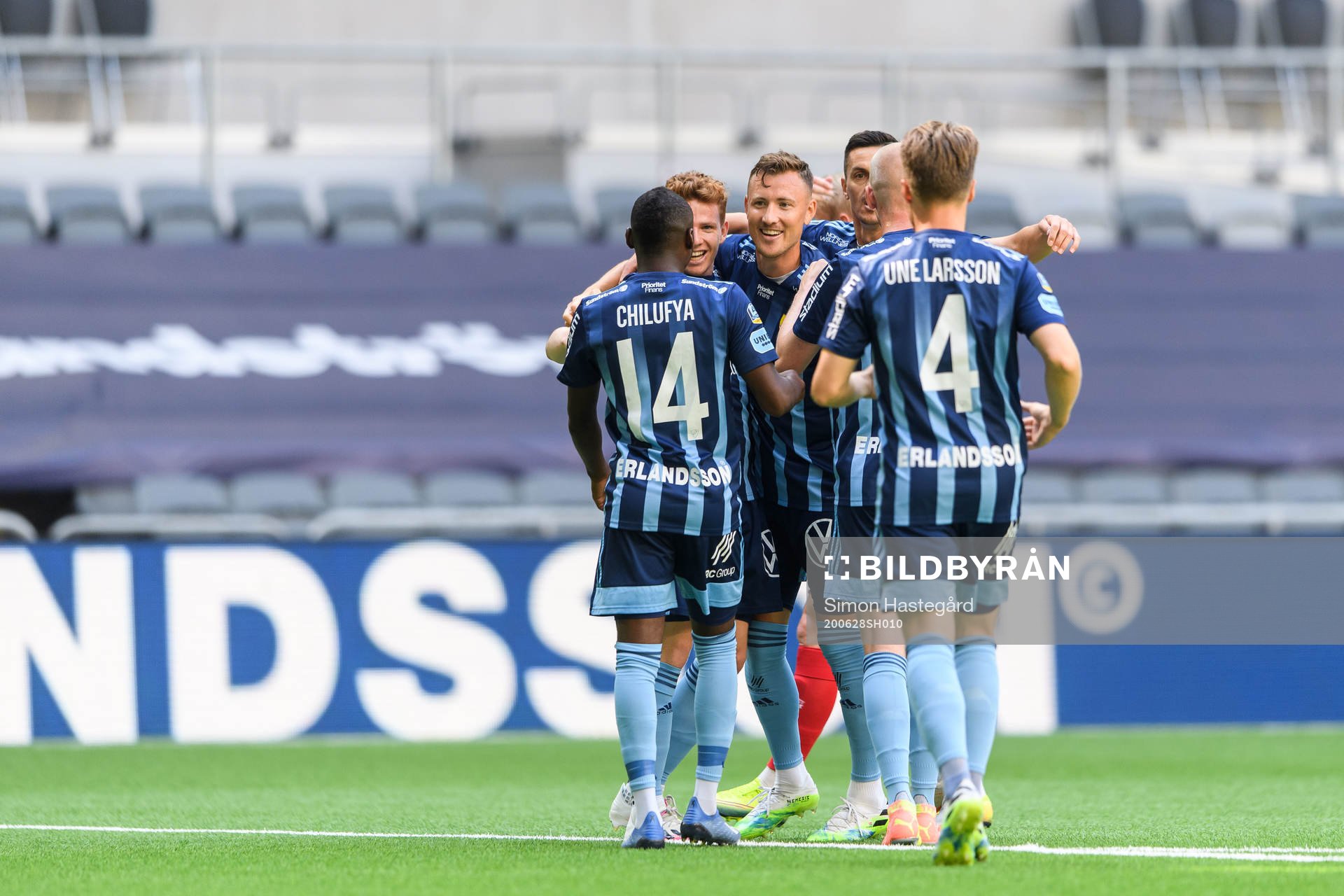 Djurgårdens Fredrik Ulvestad jublar med lagkamrater