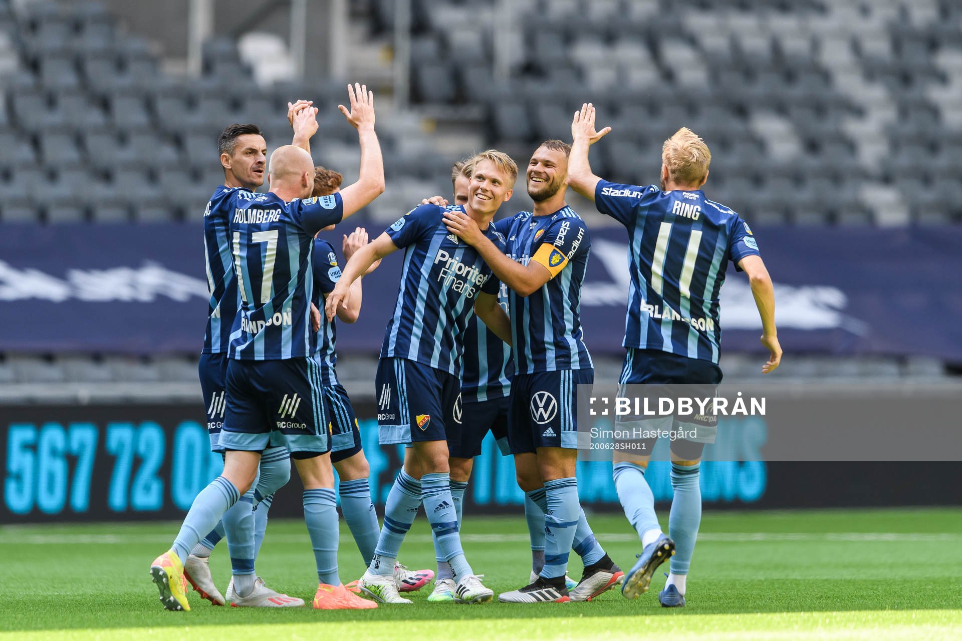 Djurgårdens Jonathan Augustinsson jublar med lagkamrater